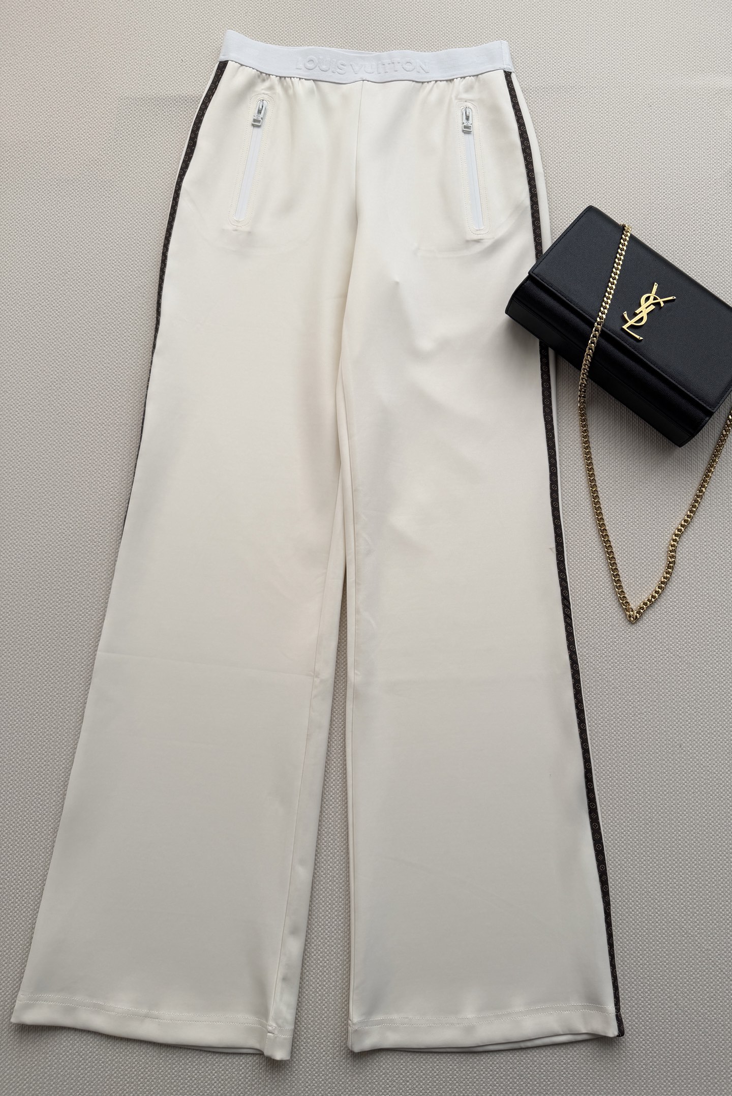 LouisVuitto*🆕运动裤​​，直筒阔腿版型，侧缝有细条从腰头一路延伸到底，裤型整体偏宽松但不拖沓，垂感不错。腰间