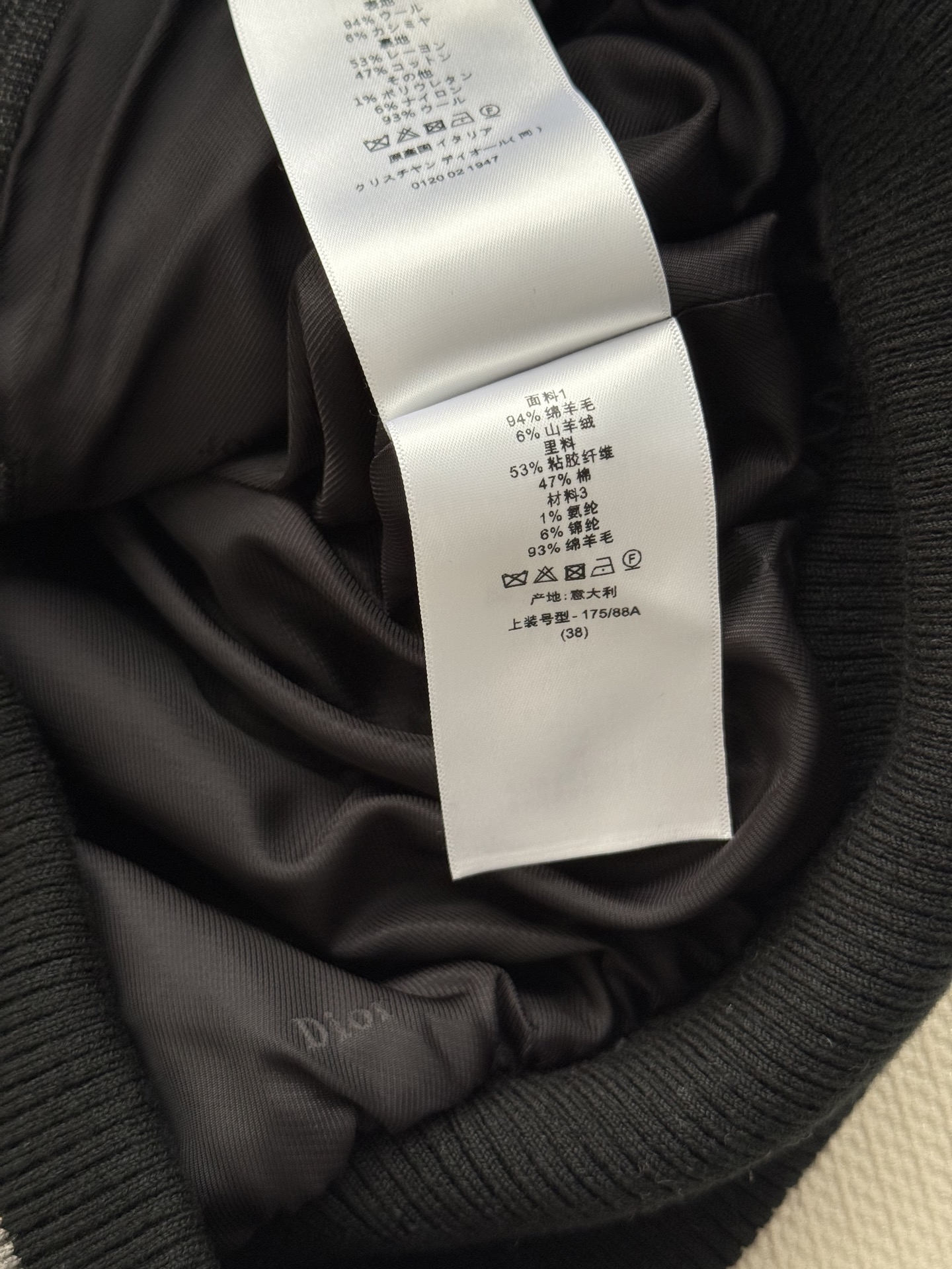 Dio*🆕26 秋冬系列的深灰格纹棒球夹克（Bomber）​​，拉链开合，领口和底摆有条纹罗纹收边面料是深灰细格纹羊毛/