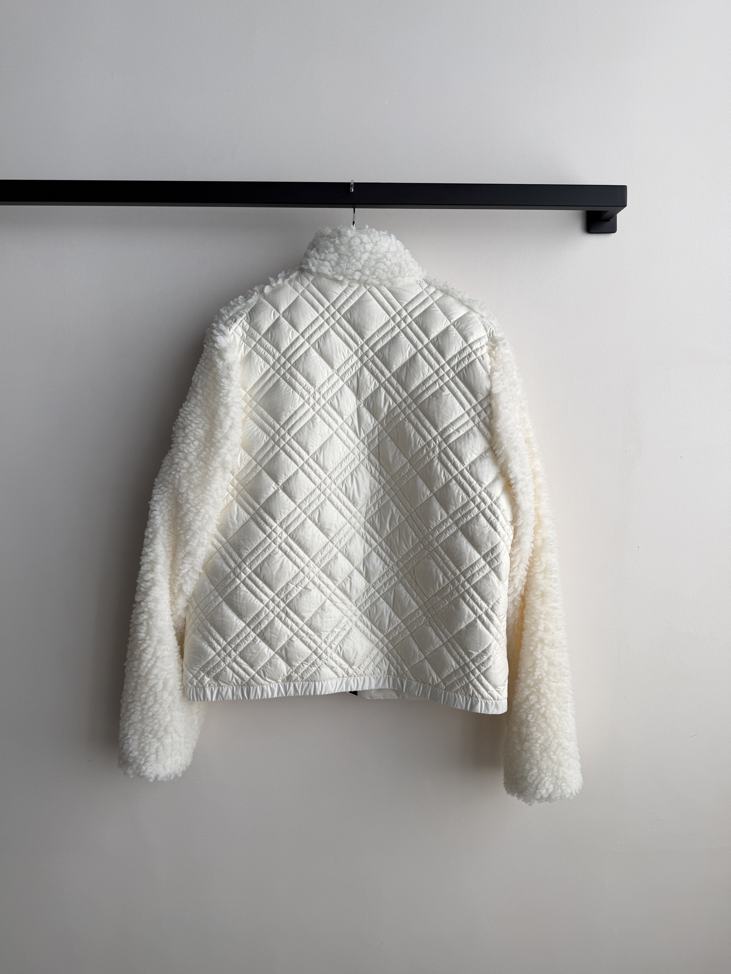 Moncle*🆕26秋冬系列的白色泰迪绒拼接羽绒服​​，圆领按扣设计，黑边撞色点缀，整体毛茸茸的很"小白熊"。 冬天怎么