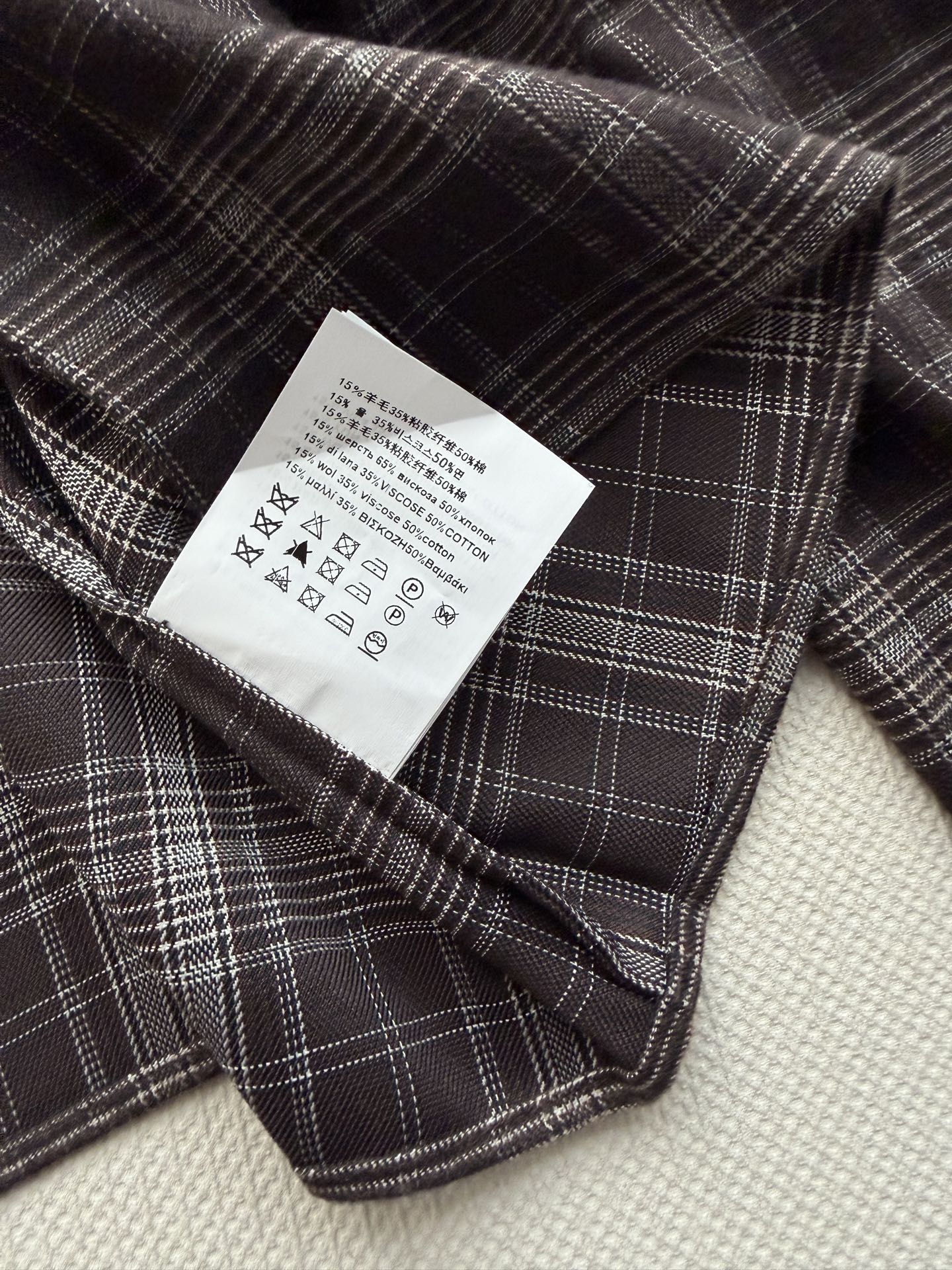 Miu Mi*🆕26 秋冬系列的深灰格纹短款衬衫​​，胸前有同色系 Miu logo 刺绣，搭配了一件黑色迷你皮包。短款