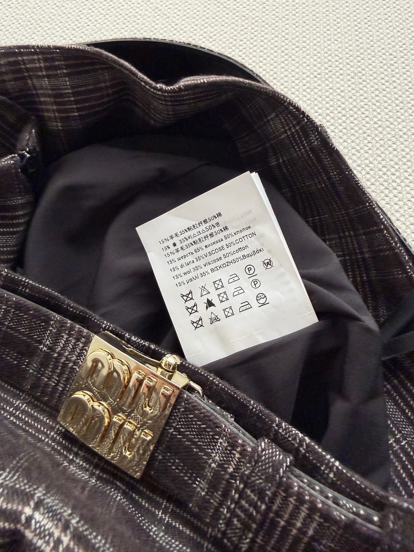 Miu Mi*🆕26 秋冬系列的深灰格纹百褶短裙​​，腰头带同面料腰带，金色 Miu字母锁扣扣环。深灰+白色细格纹。百褶
