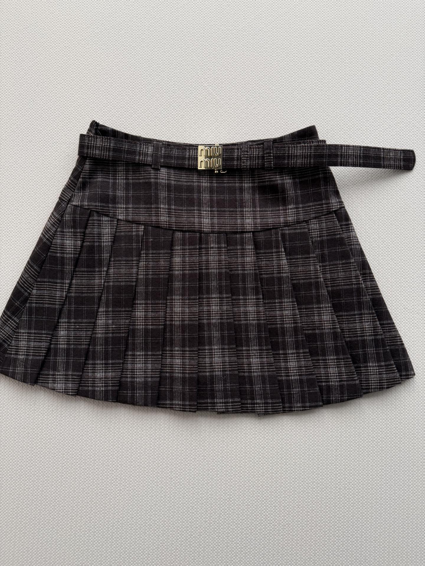 Miu Mi*🆕26 秋冬系列的深灰格纹百褶短裙​​，腰头带同面料腰带，金色 Miu字母锁扣扣环。深灰+白色细格纹。百褶