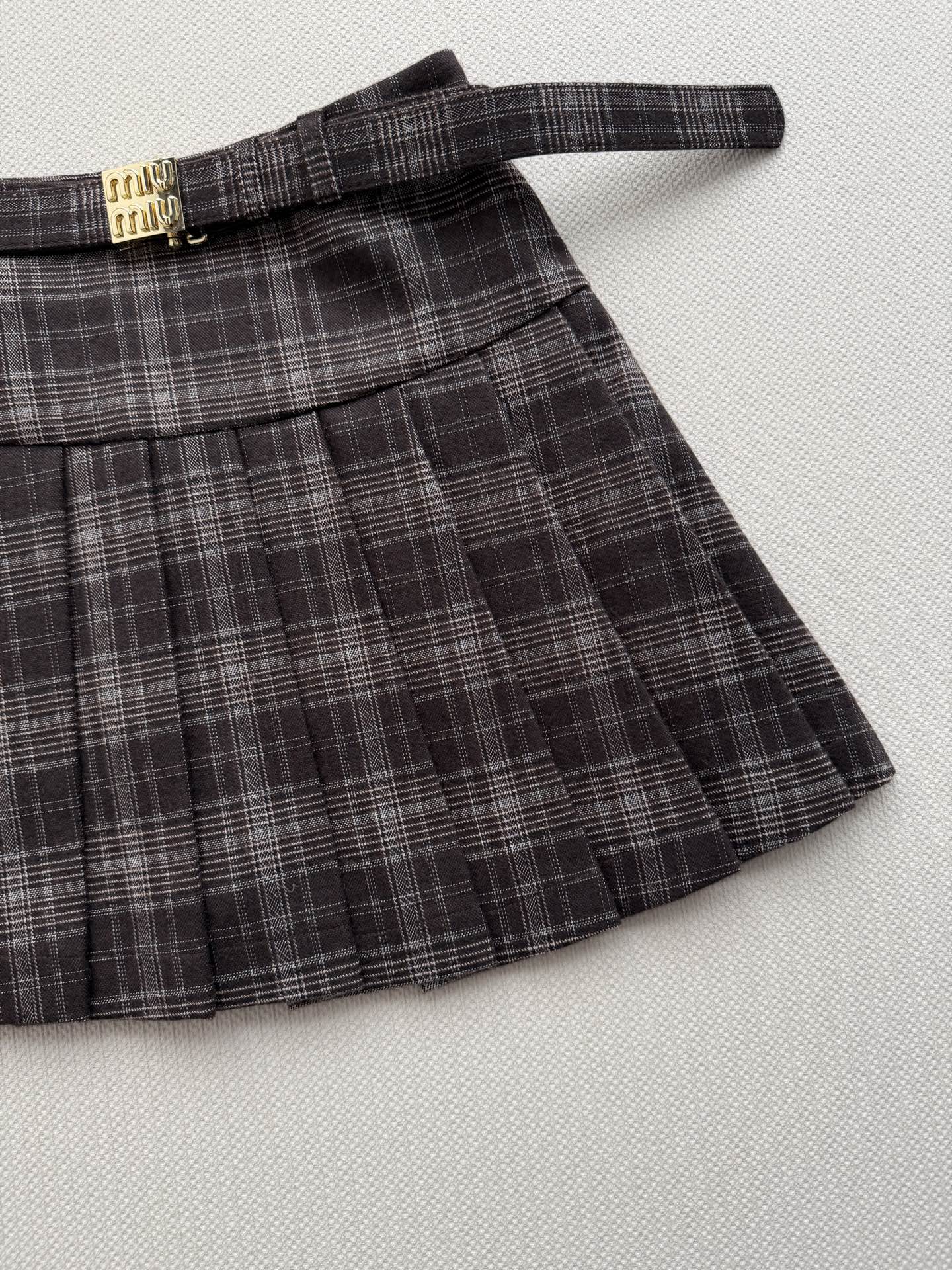Miu Mi*🆕26 秋冬系列的深灰格纹百褶短裙​​，腰头带同面料腰带，金色 Miu字母锁扣扣环。深灰+白色细格纹。百褶