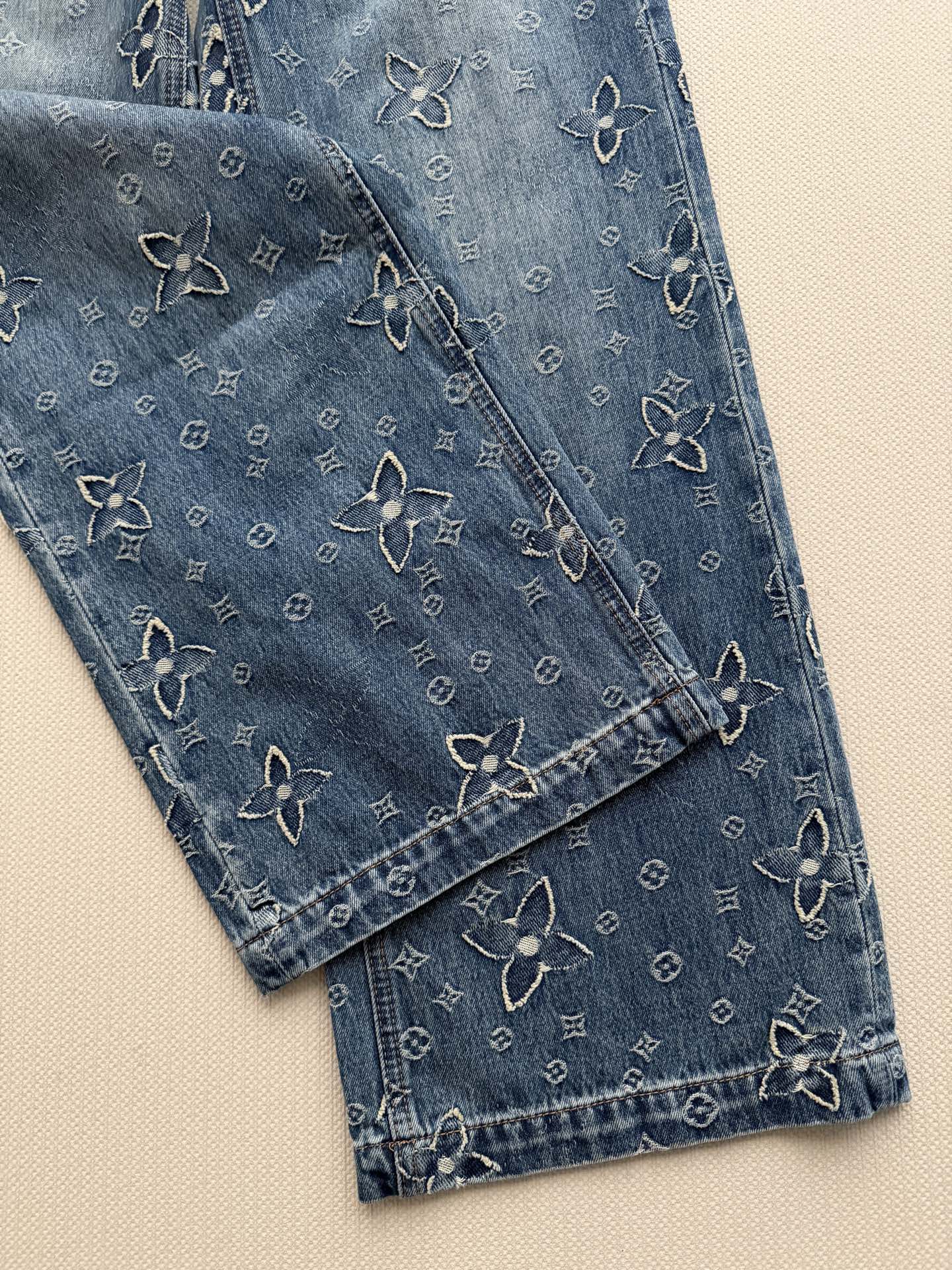LouisVuitto*🆕家立体全提花蓝 ➡️以经典丹宁为基础，通过浮雕式提花工艺，将品牌标志性图案融入牛仔肌理，视觉上