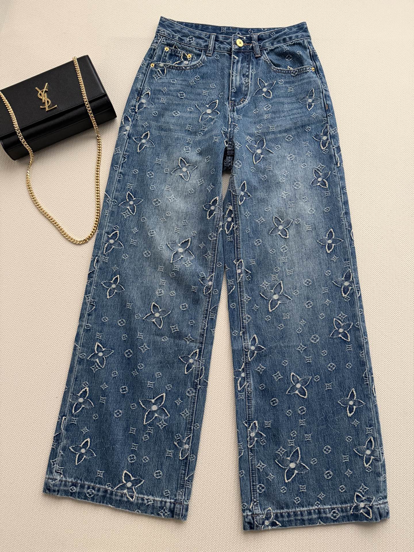 LouisVuitto*🆕家立体全提花蓝 ➡️以经典丹宁为基础，通过浮雕式提花工艺，将品牌标志性图案融入牛仔肌理，视觉上