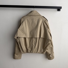 𝗔𝗰𝗻𝗲 𝗦𝘁𝘂𝗱𝗶𝗼🆕26new🪄翻领收腰短款风衣🧥双排扣开合扣版型,下摆微弹松紧设计对身材包容度非常友好~短款阔版显 𝗔𝗰𝗻𝗲 𝗦𝘁𝘂𝗱𝗶𝗼🆕26new🪄翻领收腰短款风衣🧥双排扣开合扣版型,下摆微弹松紧设计对身材包容度非常友好~短款阔版显