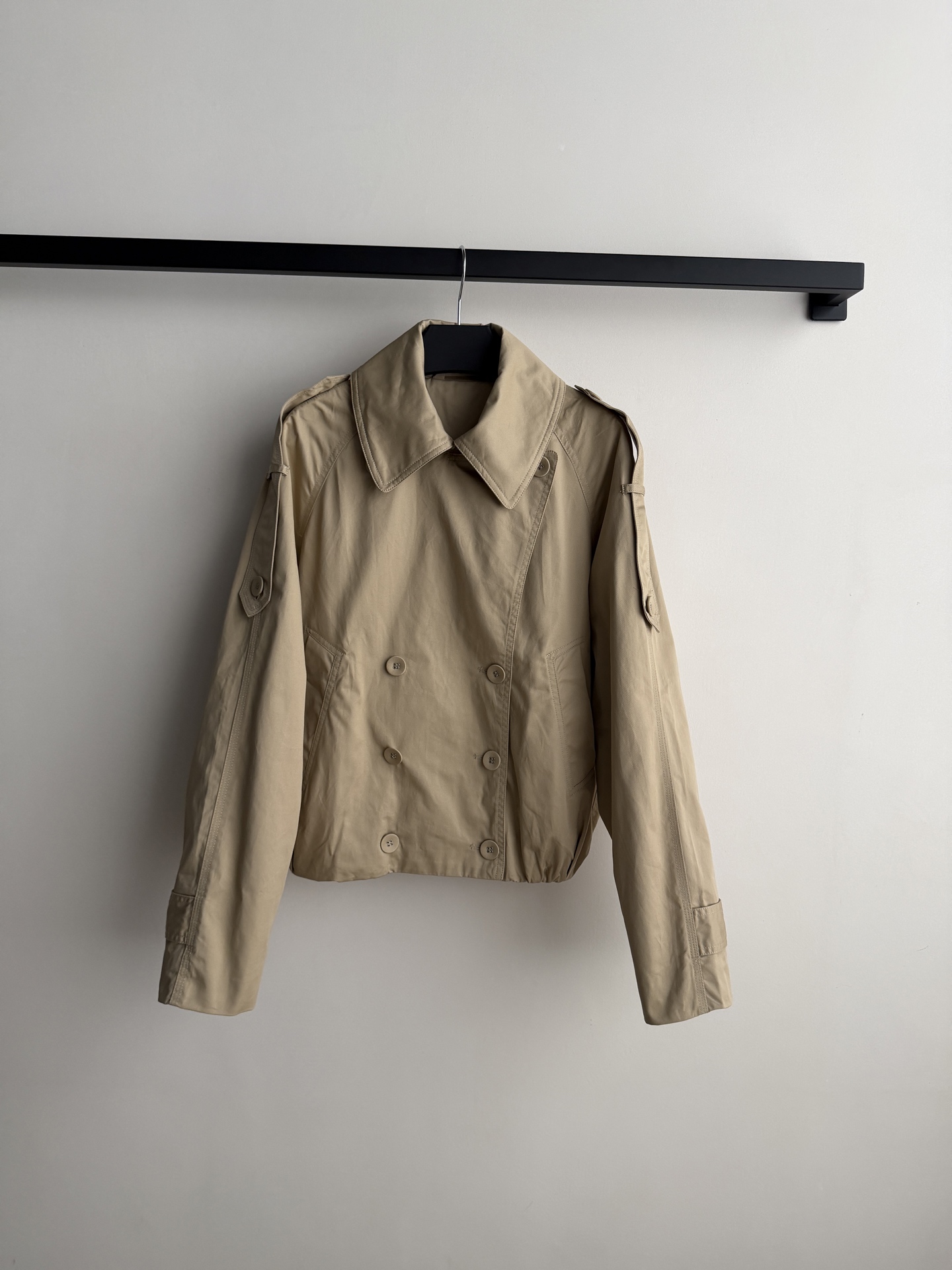 𝗔𝗰𝗻𝗲 𝗦𝘁𝘂𝗱𝗶𝗼🆕26new🪄翻领收腰短款风衣🧥双排扣开合扣版型,下摆微弹松紧设计对身材包容度非常友好~短款阔版显 𝗔𝗰𝗻𝗲 𝗦𝘁𝘂𝗱𝗶𝗼🆕26new🪄翻领收腰短款风衣🧥双排扣开合扣版型,下摆微弹松紧设计对身材包容度非常友好~短款阔版显