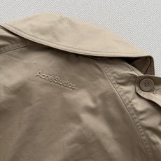 𝗔𝗰𝗻𝗲 𝗦𝘁𝘂𝗱𝗶𝗼🆕26new🪄翻领收腰短款风衣🧥双排扣开合扣版型,下摆微弹松紧设计对身材包容度非常友好~短款阔版显 𝗔𝗰𝗻𝗲 𝗦𝘁𝘂𝗱𝗶𝗼🆕26new🪄翻领收腰短款风衣🧥双排扣开合扣版型,下摆微弹松紧设计对身材包容度非常友好~短款阔版显