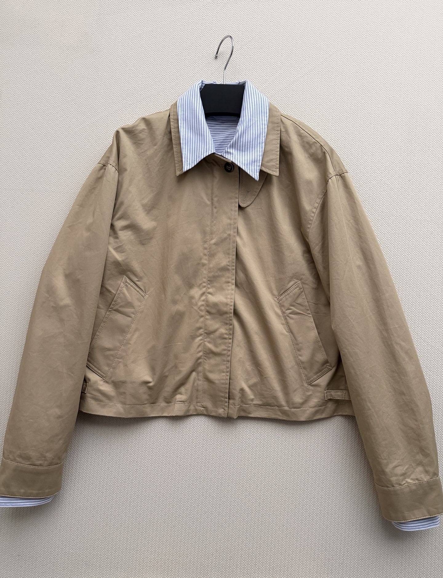 𝗔𝗰𝗻𝗲 𝗦𝘁𝘂𝗱𝗶𝗼🆕26new🪄蓝白条纹撞色假两件外套 撞色条纹细节领部、袖口露出蓝白条纹内衬，层次丰富，松弛感十足