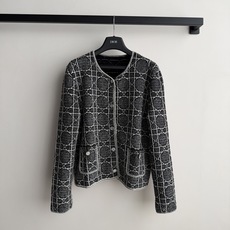 Dio*🆕的圆领粗花呢短外套,经典的"Bar 风格"轮廓,黑白格纹提花面料带银丝亮片点缀。 无领圆领设计,短款修身剪 Dio*🆕的圆领粗花呢短外套,经典的"Bar 风格"轮廓,黑白格纹提花面料带银丝亮片点缀。 无领圆领设计,短款修身剪