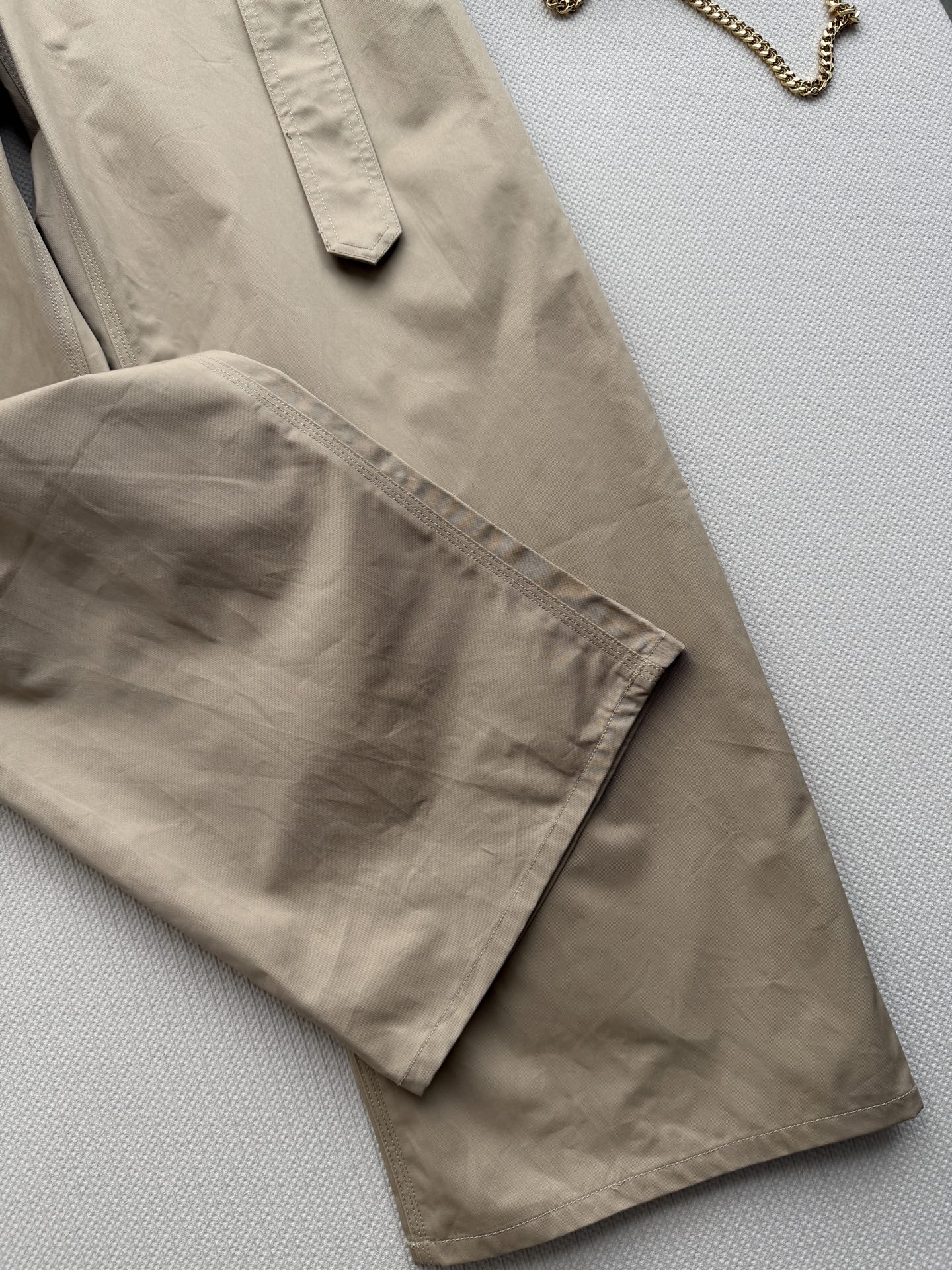 Acne Studios🆕新款卡其色工装裤 「当经典卡其遇上利落剪裁，这条阔腿裤把松弛感与高级感穿成日常」 浅卡其色如秋