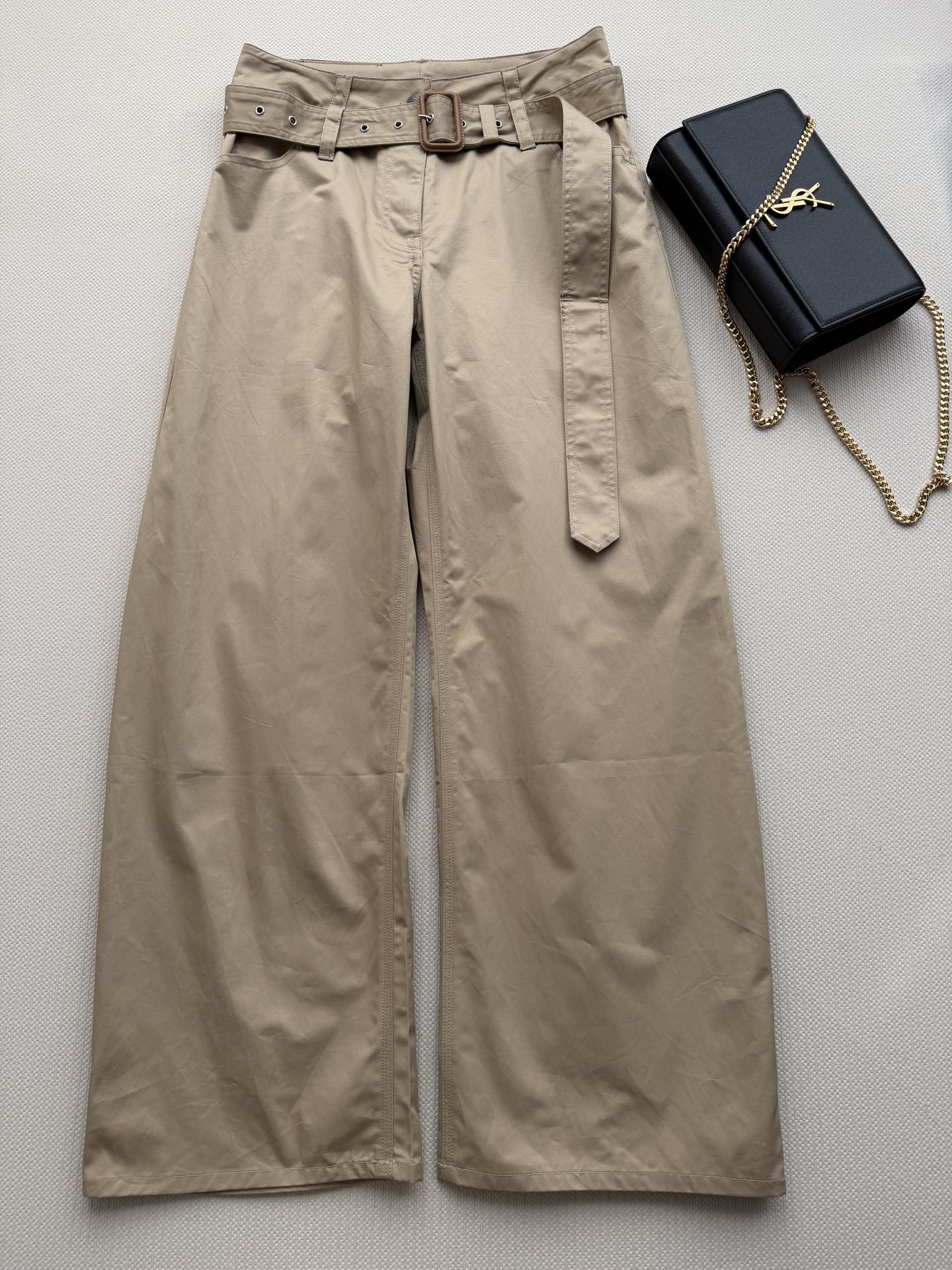 Acne Studios🆕新款卡其色工装裤 「当经典卡其遇上利落剪裁，这条阔腿裤把松弛感与高级感穿成日常」 浅卡其色如秋