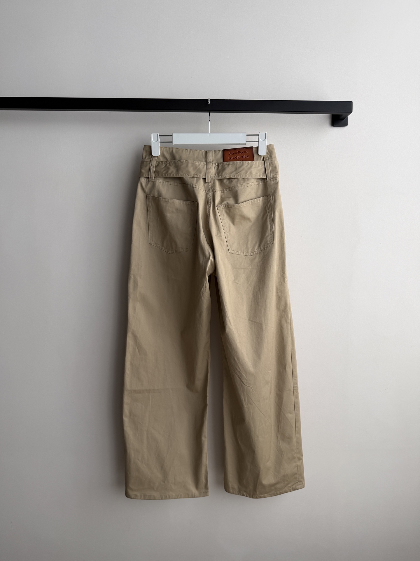 Acne Studios🆕新款卡其色工装裤 「当经典卡其遇上利落剪裁，这条阔腿裤把松弛感与高级感穿成日常」 浅卡其色如秋