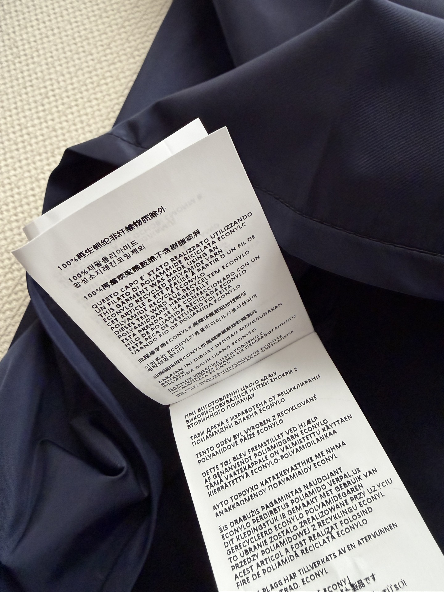 Miu Mi*🆕长袖T恤的极简高级感 「当深邃藏蓝遇上标志性黑标，这件长袖T把慵懒与精致缝进每一寸剪裁」深藏蓝色如静谧海