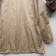 Miu Mi*🆕长袖T恤的极简高级感 「当柔和奶油黄遇上标志性黑标,这件长袖T把慵懒与精致缝进每一寸剪裁」 浅奶油黄如午 Miu Mi*🆕长袖T恤的极简高级感 「当柔和奶油黄遇上标志性黑标,这件长袖T把慵懒与精致缝进每一寸剪裁」 浅奶油黄如午