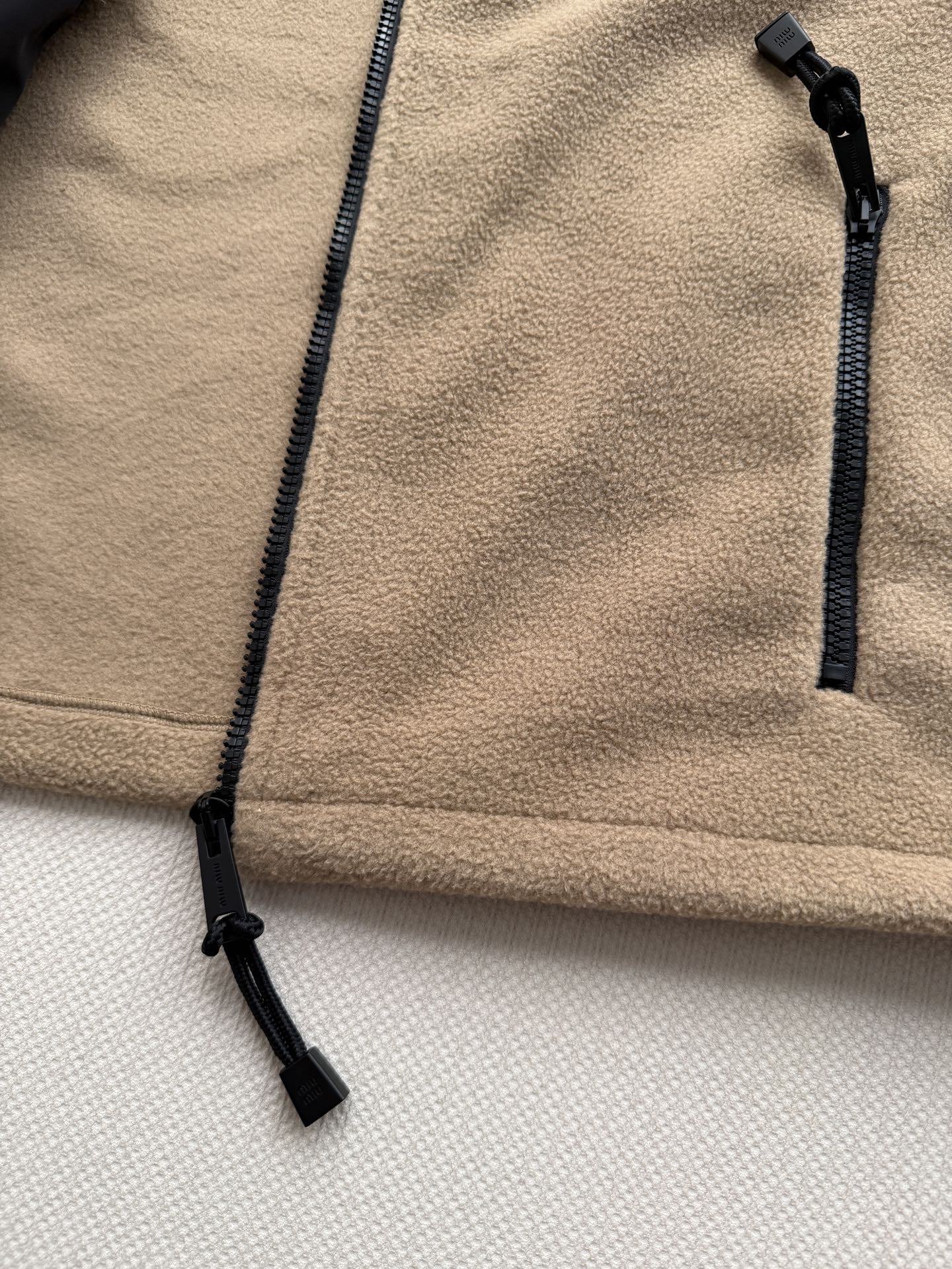Miu Mi*🆕26秋冬新品灰色摇粒绒连帽外套，柔软摇粒绒抓绒面料，保暖又舒适，连帽+抽绳袖口下摆设计,实用又有细节感计