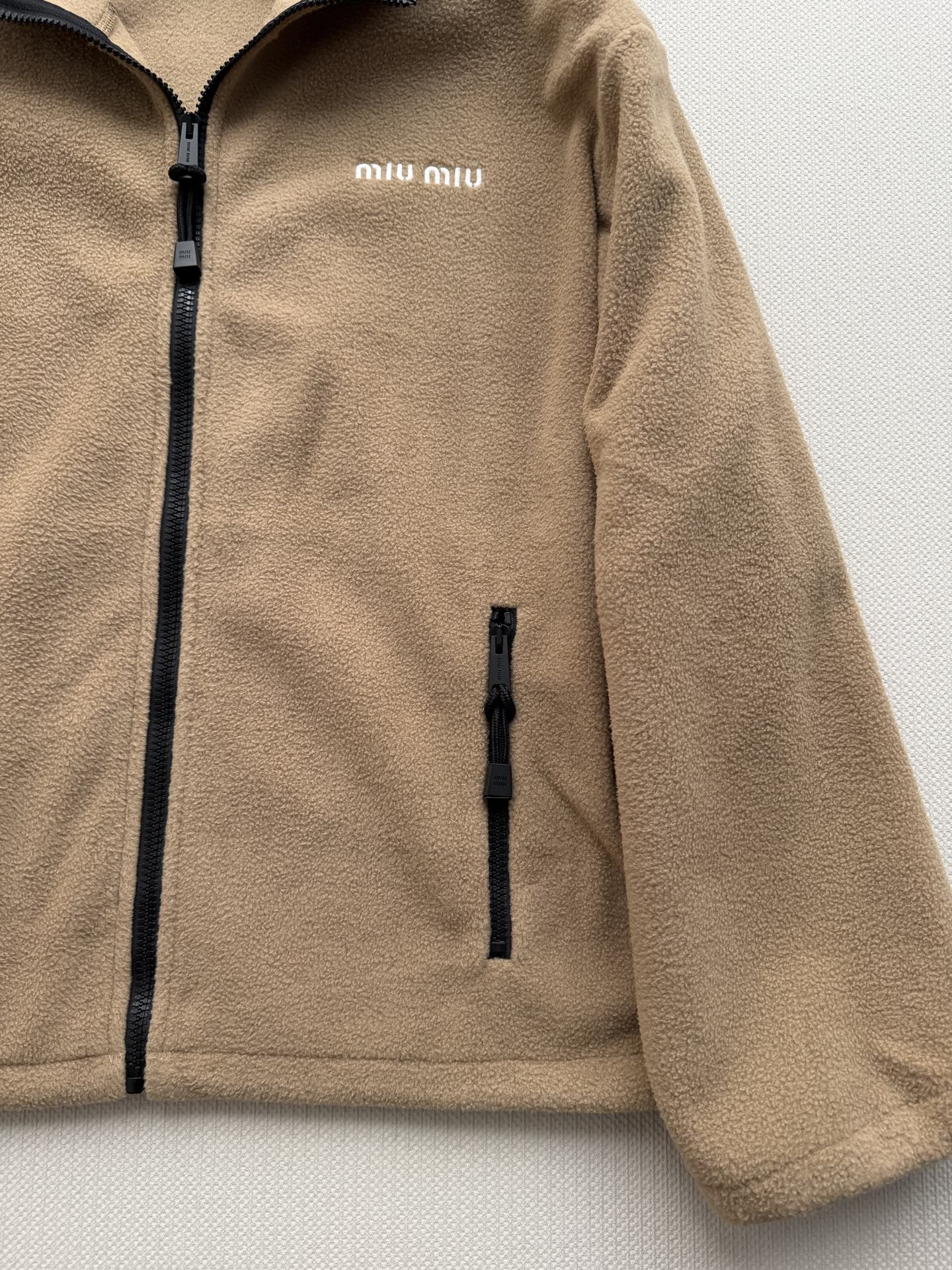 Miu Mi*🆕26秋冬新品灰色摇粒绒连帽外套，柔软摇粒绒抓绒面料，保暖又舒适，连帽+抽绳袖口下摆设计,实用又有细节感计
