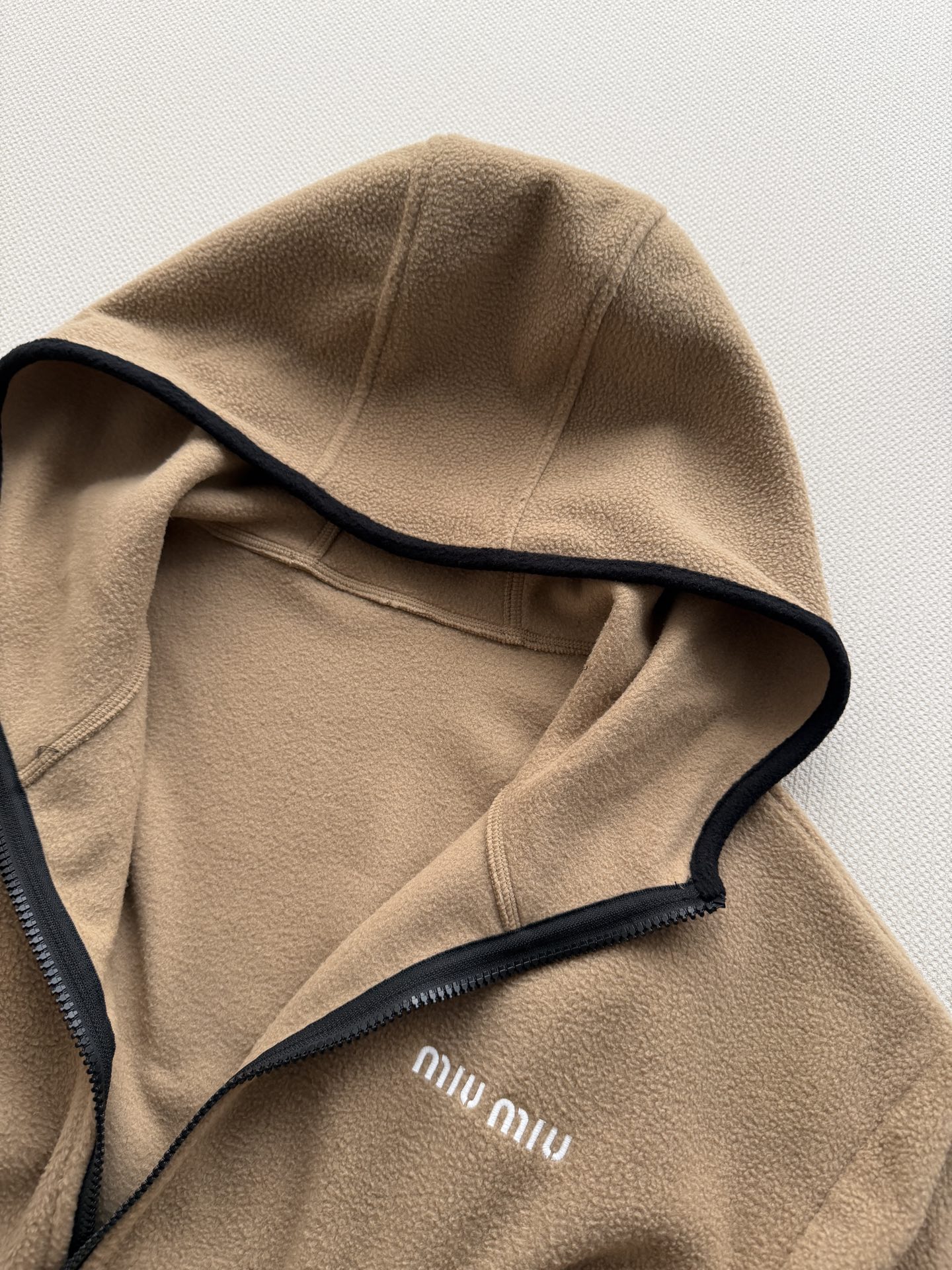 Miu Mi*🆕26秋冬新品灰色摇粒绒连帽外套，柔软摇粒绒抓绒面料，保暖又舒适，连帽+抽绳袖口下摆设计,实用又有细节感计