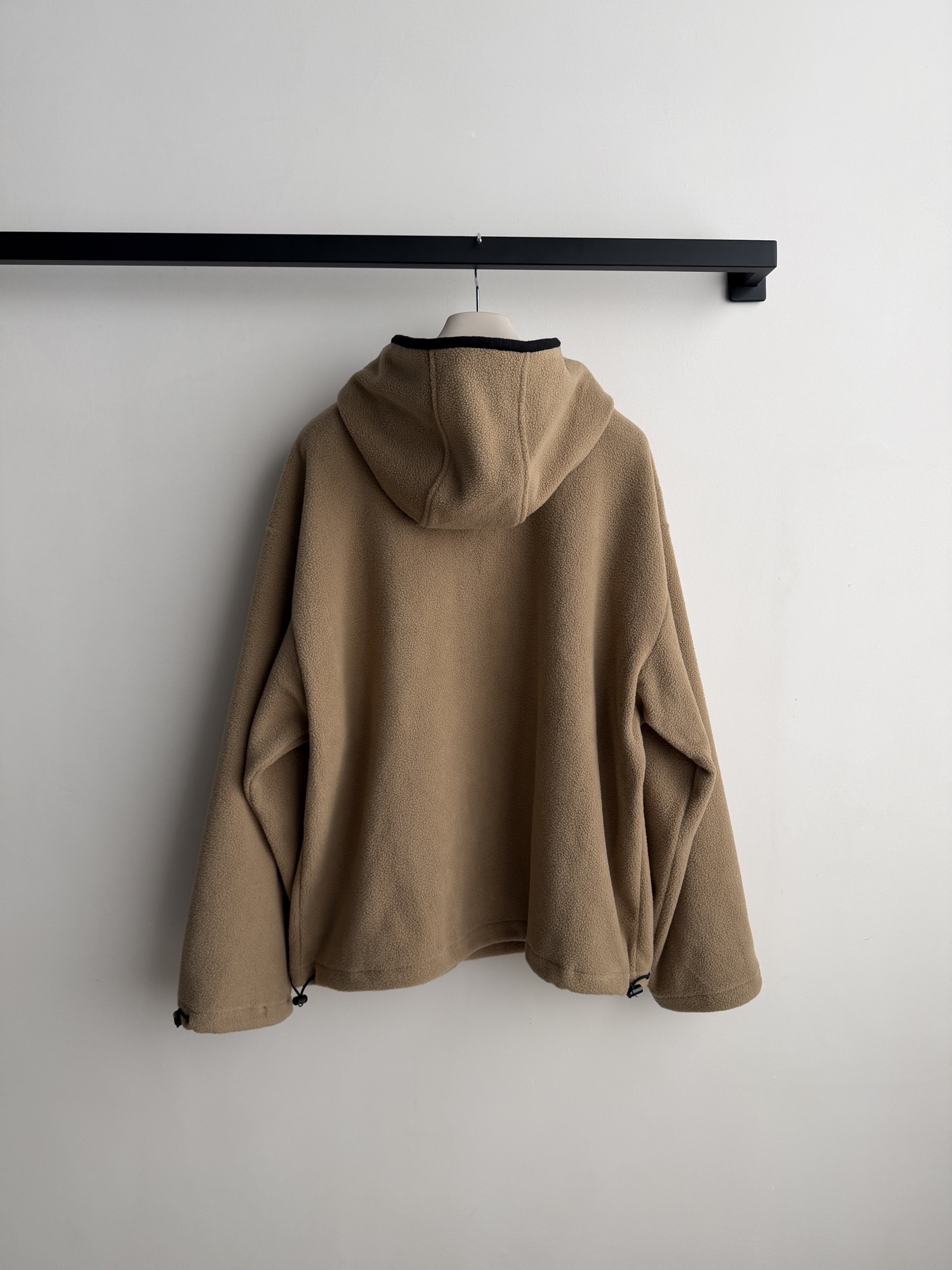 Miu Mi*🆕26秋冬新品灰色摇粒绒连帽外套，柔软摇粒绒抓绒面料，保暖又舒适，连帽+抽绳袖口下摆设计,实用又有细节感计