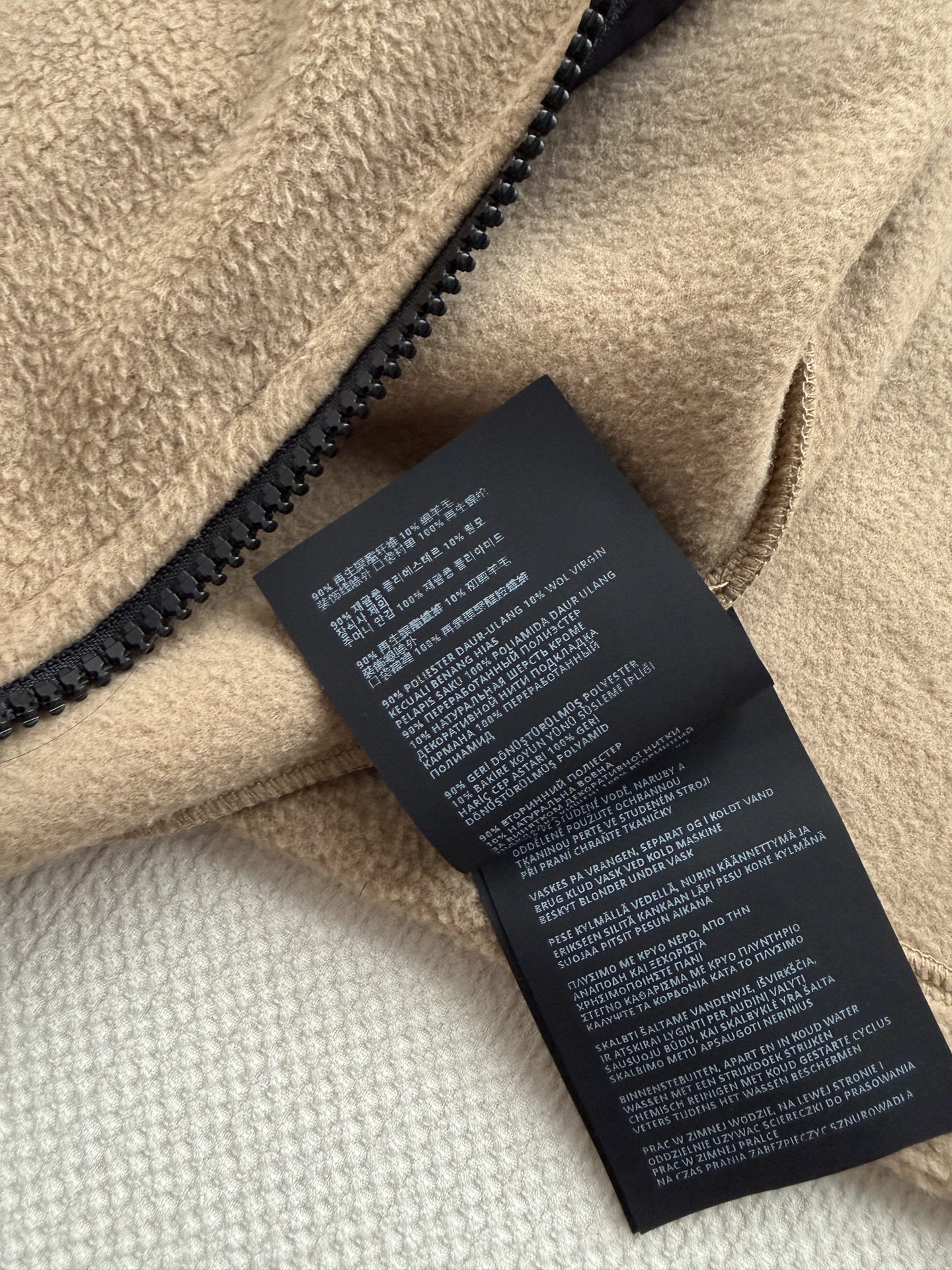 Miu Mi*🆕26秋冬新品灰色摇粒绒连帽外套，柔软摇粒绒抓绒面料，保暖又舒适，连帽+抽绳袖口下摆设计,实用又有细节感计