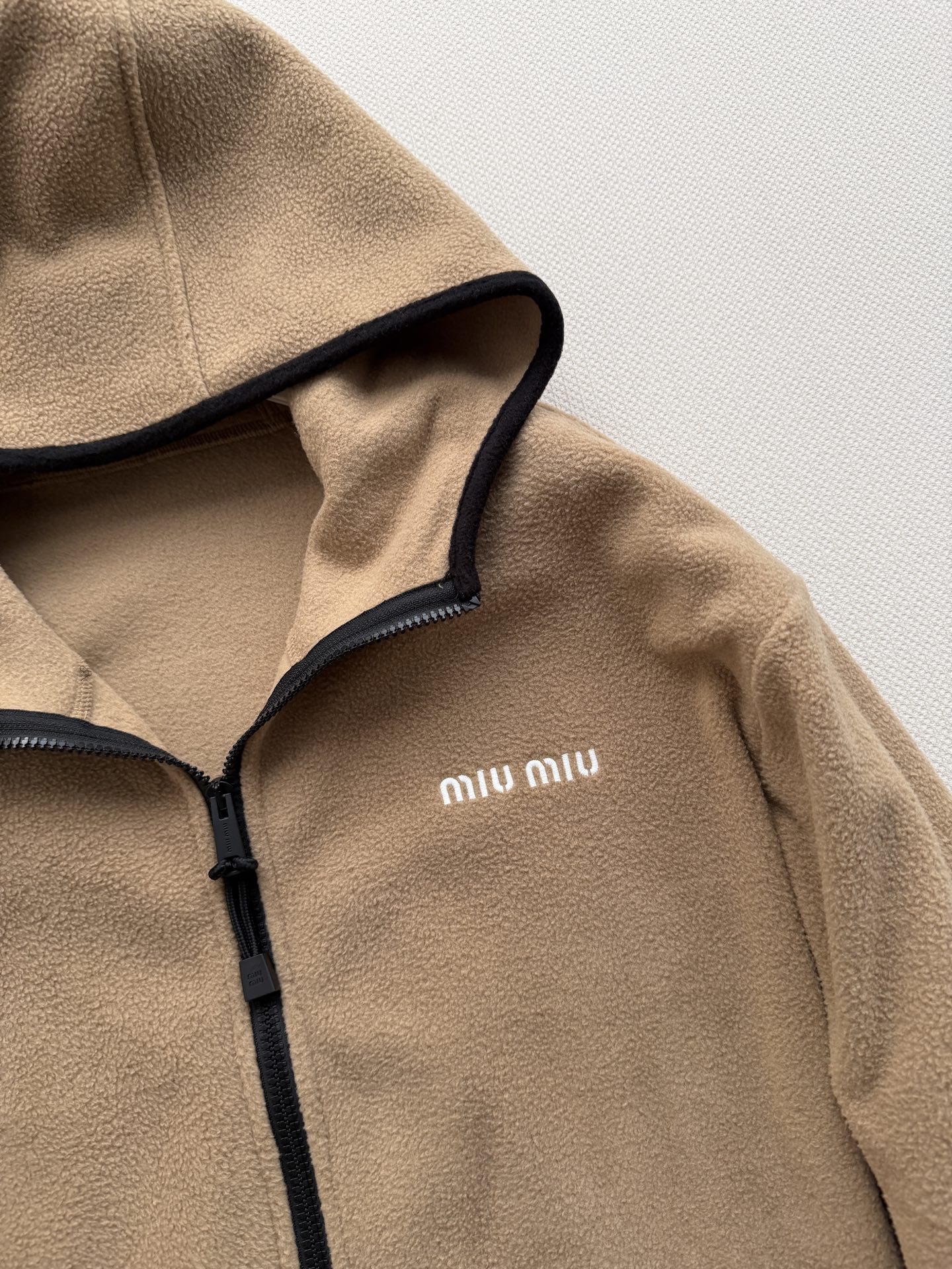 Miu Mi*🆕26秋冬新品灰色摇粒绒连帽外套，柔软摇粒绒抓绒面料，保暖又舒适，连帽+抽绳袖口下摆设计,实用又有细节感计