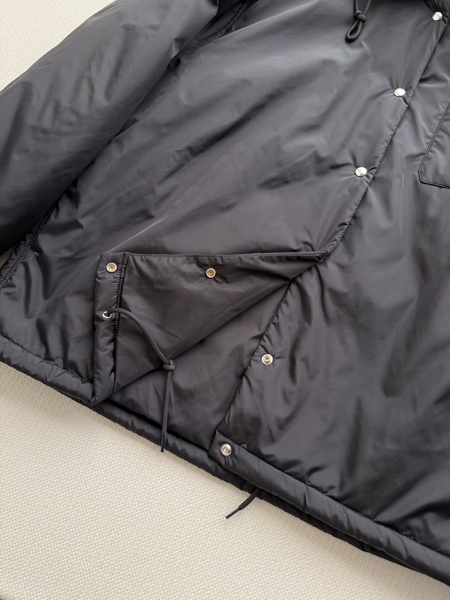 Prad*🆕这款短夹克以极简方式诠释实用机能，采用轻盈Re-Nylon（再生尼龙）面料打造，设计利落流畅。此款造型以轻盈