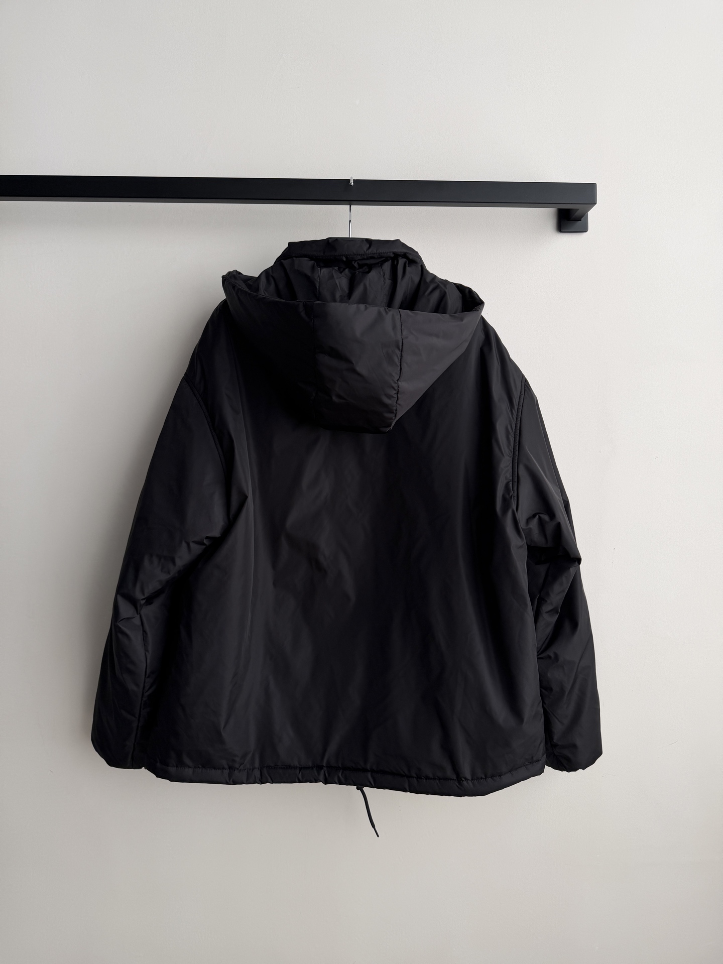 Prad*🆕这款短夹克以极简方式诠释实用机能，采用轻盈Re-Nylon（再生尼龙）面料打造，设计利落流畅。此款造型以轻盈