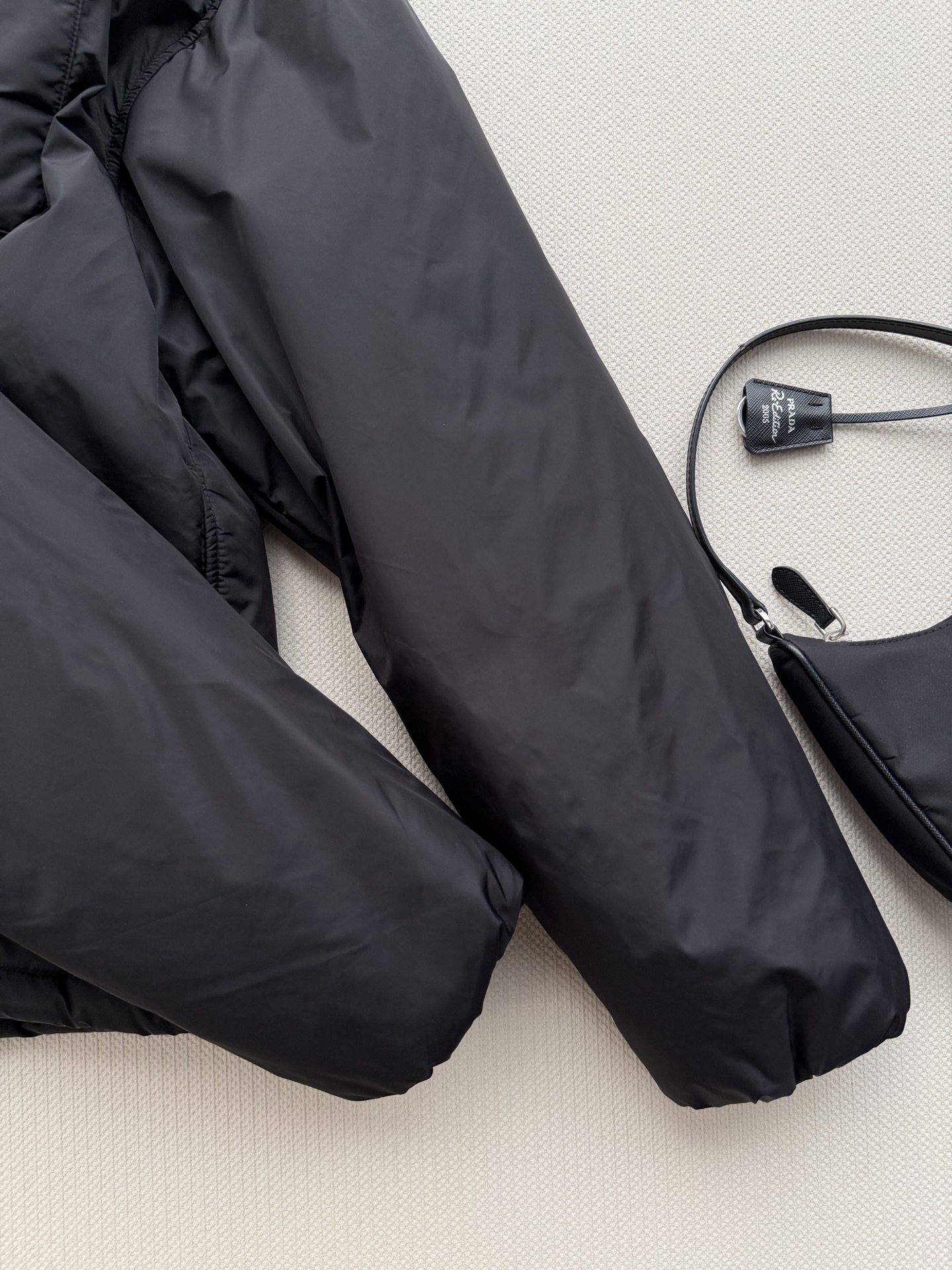 Prad*🆕这款短夹克以极简方式诠释实用机能，采用轻盈Re-Nylon（再生尼龙）面料打造，设计利落流畅。此款造型以轻盈