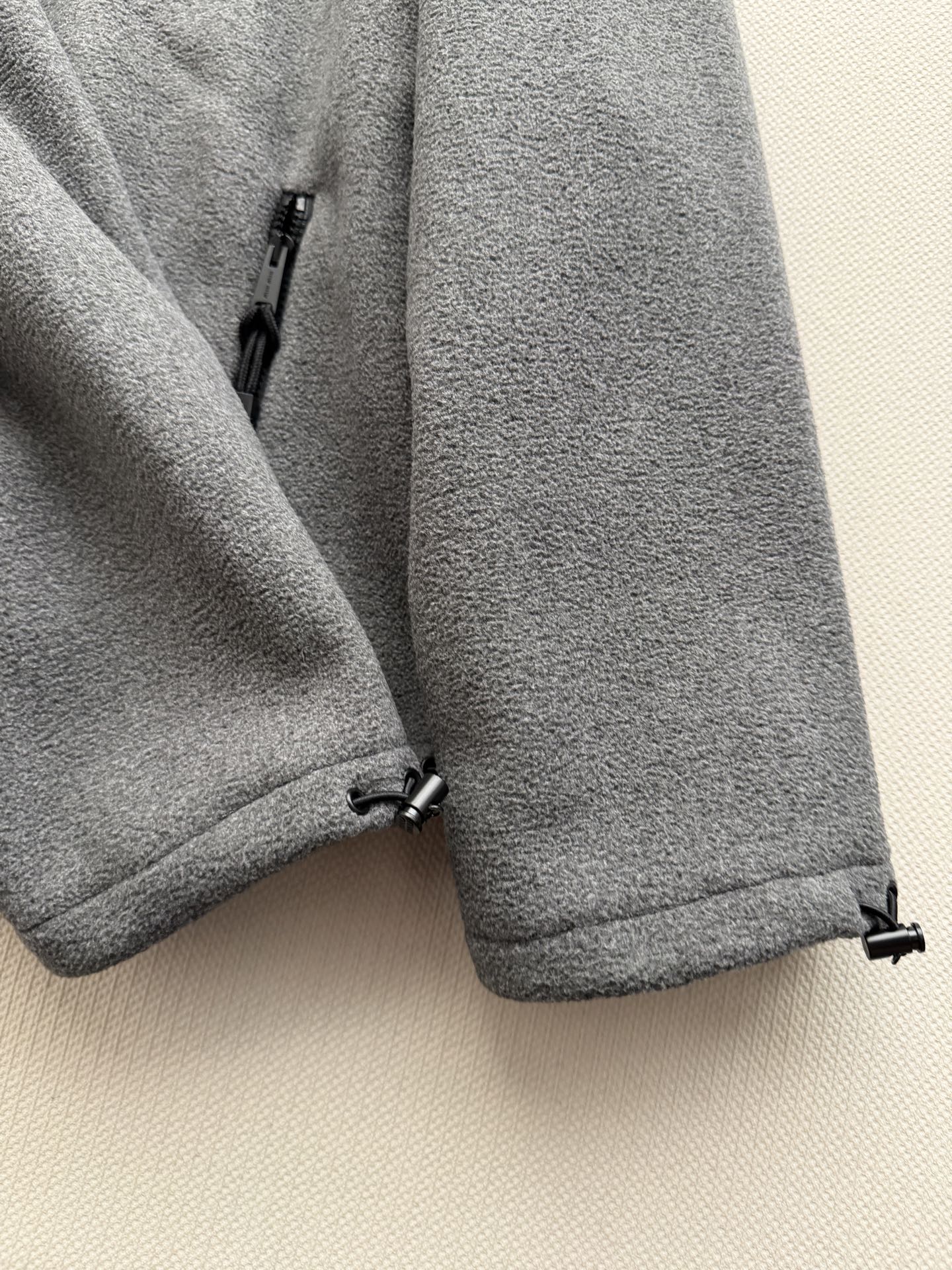Miu Mi*🆕26秋冬新品灰色摇粒绒连帽外套，柔软摇粒绒抓绒面料，保暖又舒适，连帽+抽绳袖口下摆设计,实用又有细节感计