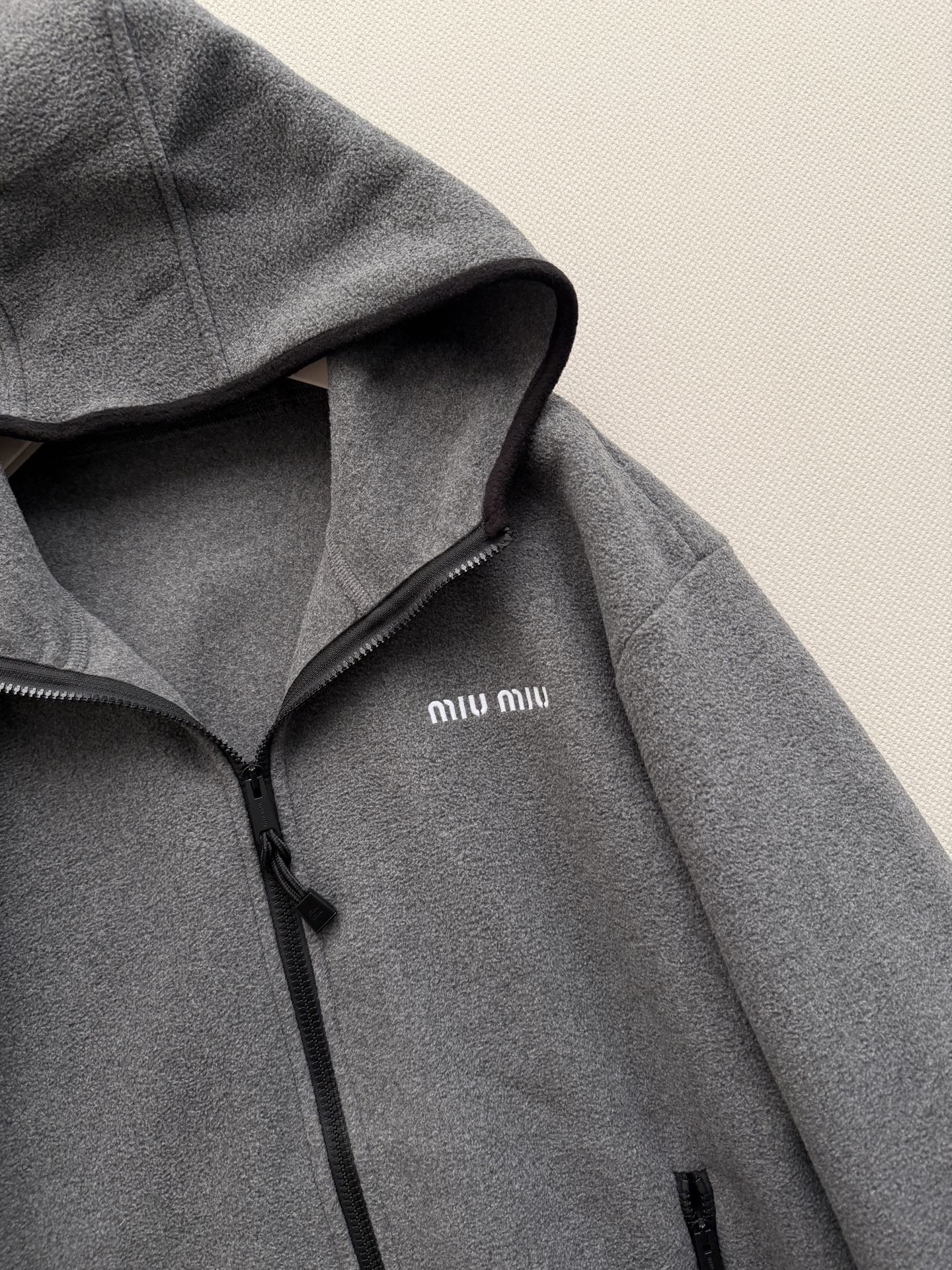 Miu Mi*🆕26秋冬新品灰色摇粒绒连帽外套，柔软摇粒绒抓绒面料，保暖又舒适，连帽+抽绳袖口下摆设计,实用又有细节感计