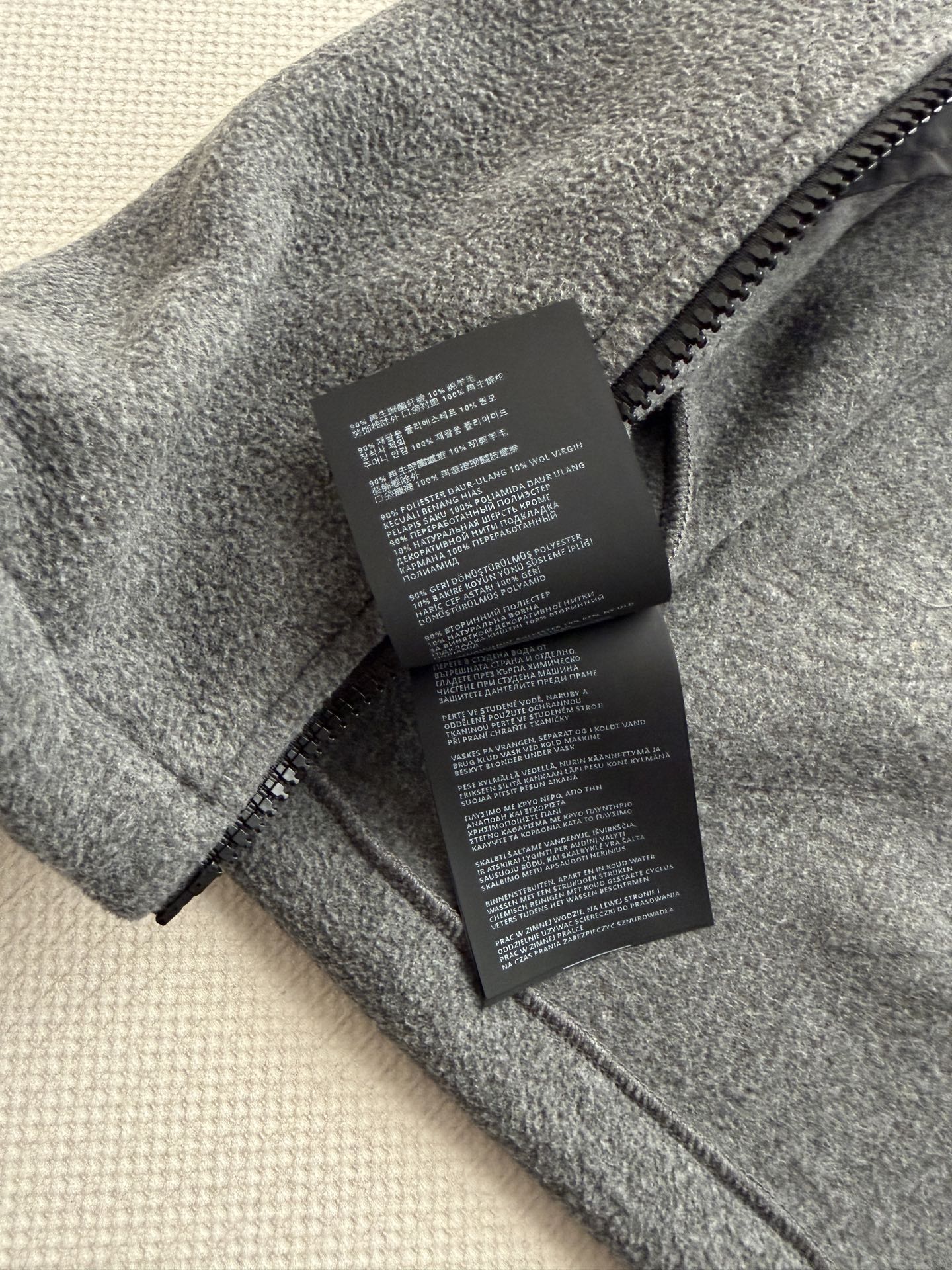 Miu Mi*🆕26秋冬新品灰色摇粒绒连帽外套，柔软摇粒绒抓绒面料，保暖又舒适，连帽+抽绳袖口下摆设计,实用又有细节感计