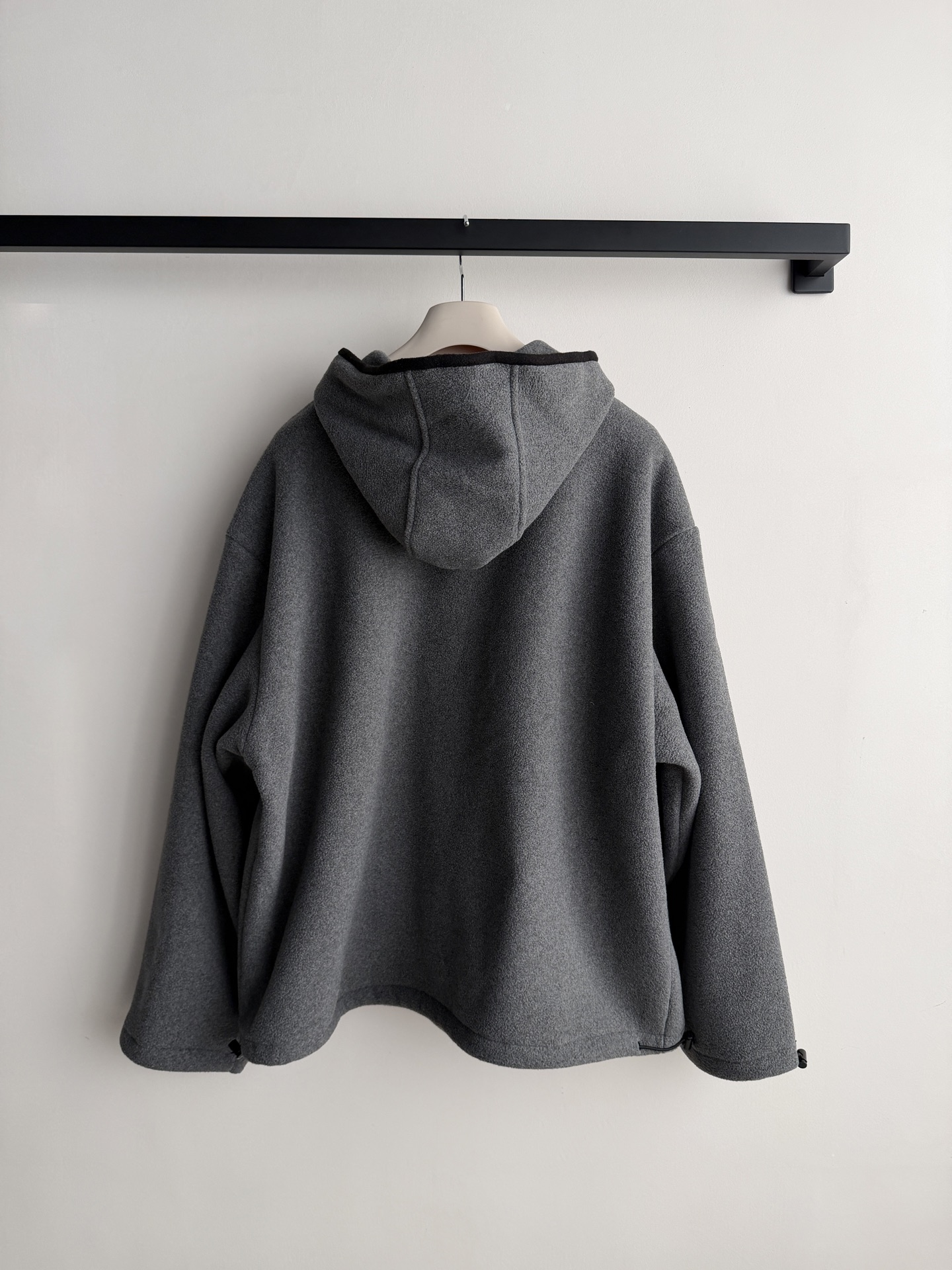 Miu Mi*🆕26秋冬新品灰色摇粒绒连帽外套，柔软摇粒绒抓绒面料，保暖又舒适，连帽+抽绳袖口下摆设计,实用又有细节感计