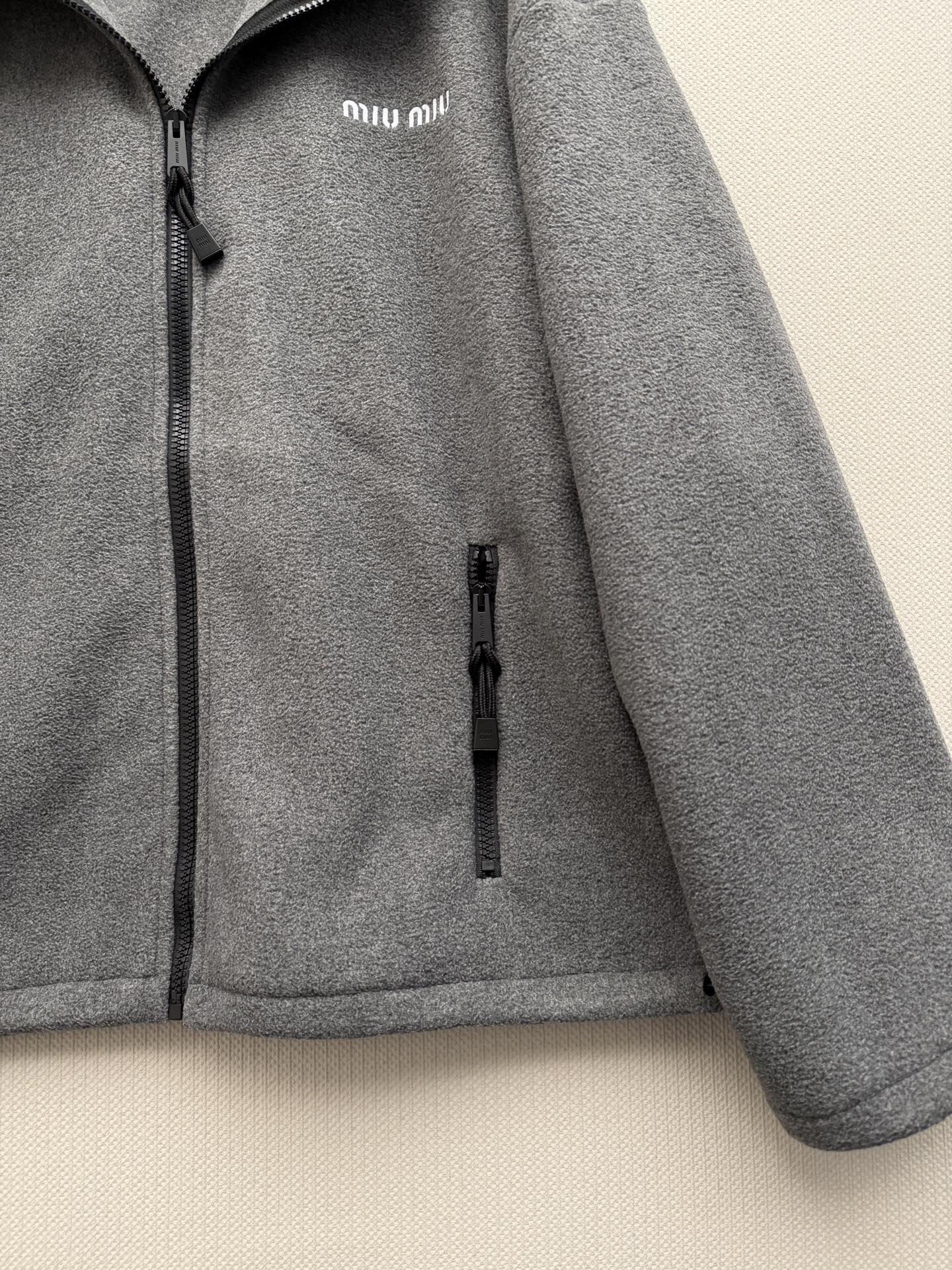 Miu Mi*🆕26秋冬新品灰色摇粒绒连帽外套，柔软摇粒绒抓绒面料，保暖又舒适，连帽+抽绳袖口下摆设计,实用又有细节感计