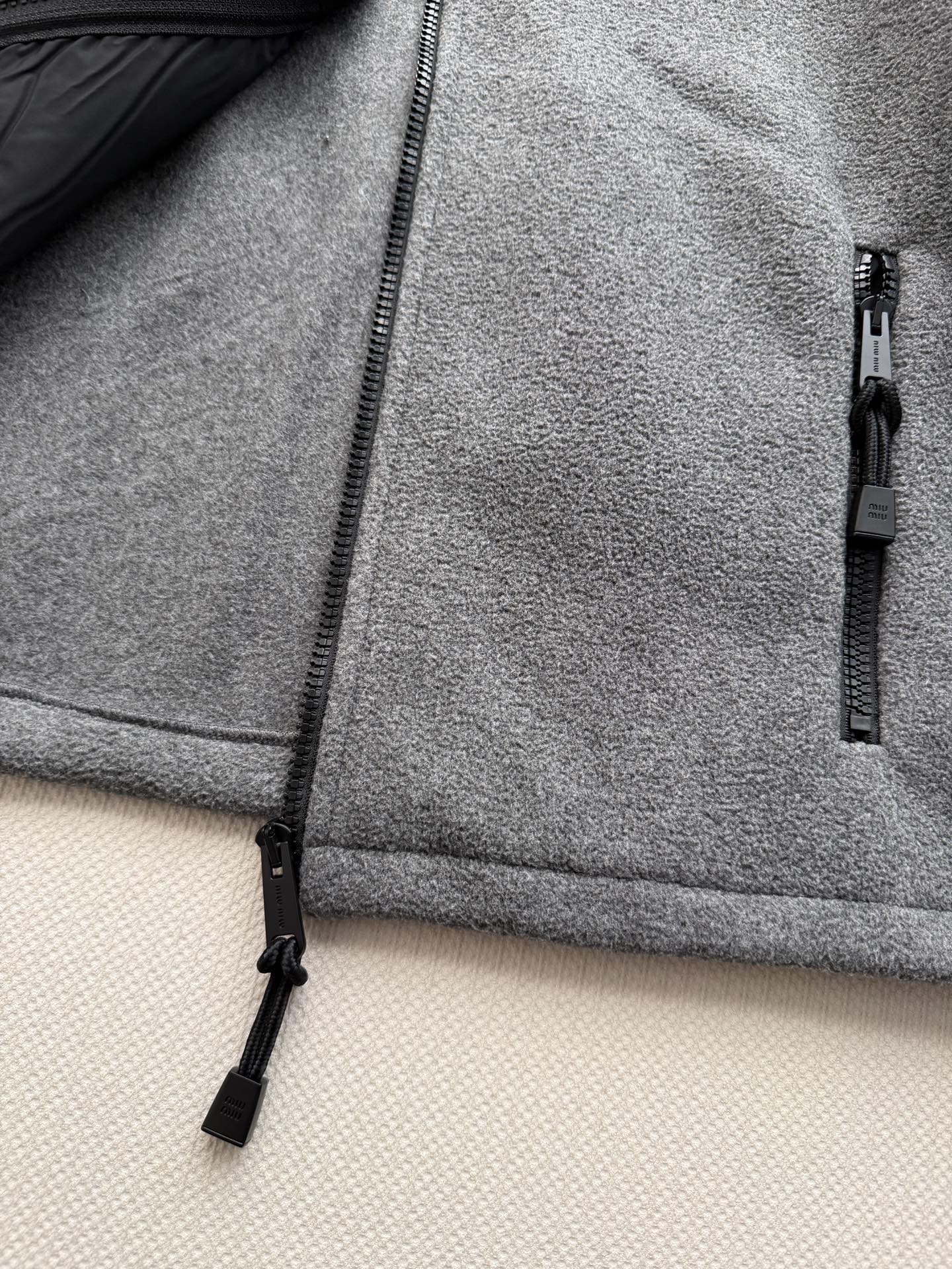 Miu Mi*🆕26秋冬新品灰色摇粒绒连帽外套，柔软摇粒绒抓绒面料，保暖又舒适，连帽+抽绳袖口下摆设计,实用又有细节感计