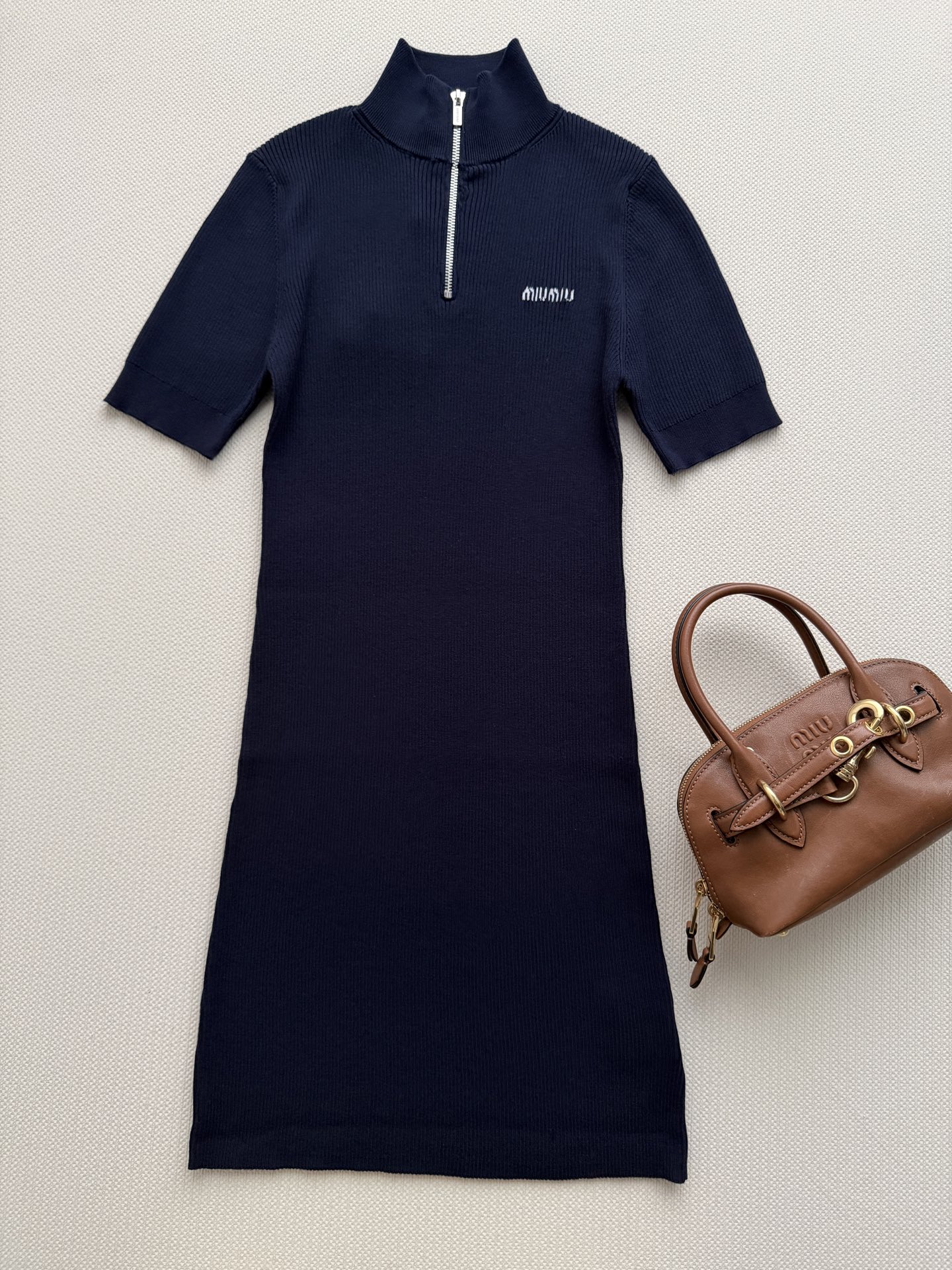 Miumi*🆕26早秋新款修身连衣裙👗定制双拉链logo，胸前刺绣logo，坑条针织面料弹力十足 显瘦不紧绷，时髦不挑人