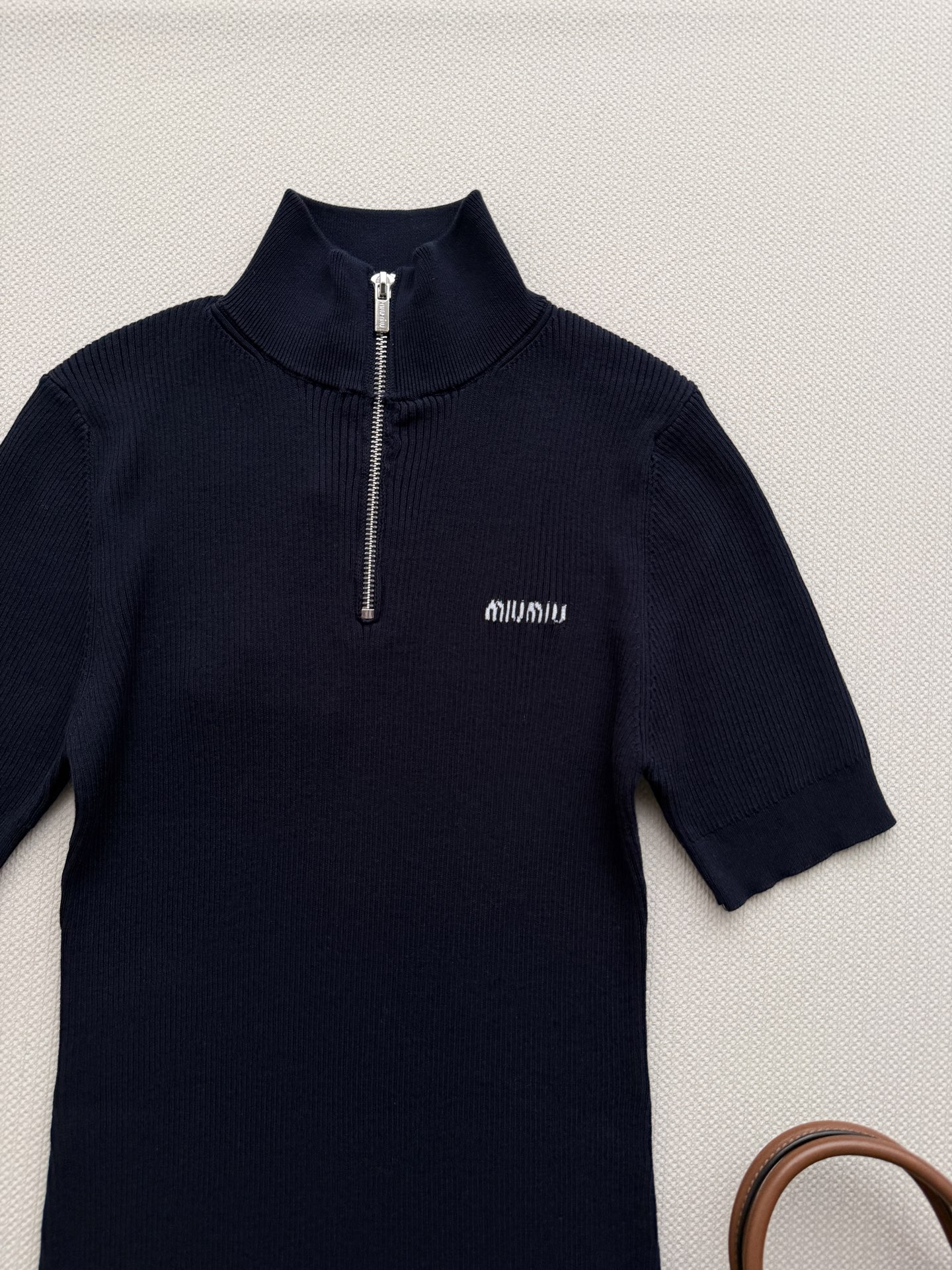 Miumi*🆕26早秋新款修身连衣裙👗定制双拉链logo，胸前刺绣logo，坑条针织面料弹力十足 显瘦不紧绷，时髦不挑人