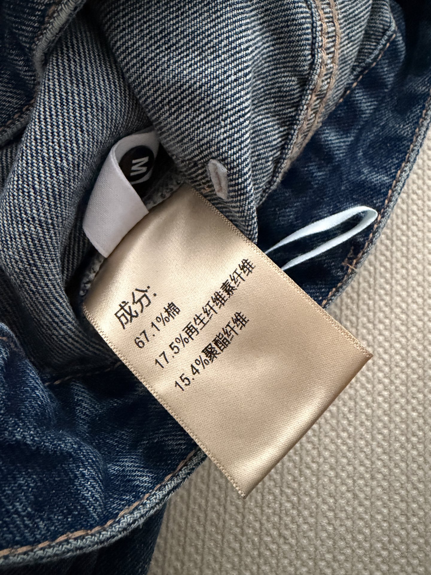 Chane*🆕 口袋双C烫钻喇叭裤 ➡️ 将经典双C通过烫钻的方式化作裤袋上的璀璨星光，增添奢华感。深蓝色丹宁裹挟复古韵