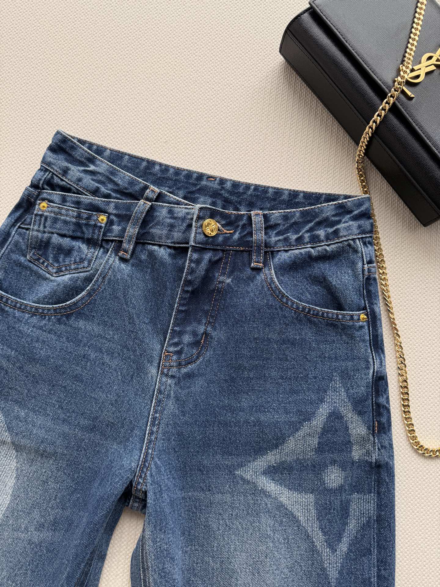 LouisVuitto*🆕 蓝色水洗牛仔面料，带自然的磨白做旧效果。裤型是宽松阔腿剪裁，高腰设计，金色金属纽扣。最特别的