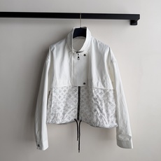 LouisVuitto*🆕白色棉质面料+Monogram 老花绗缝拼接,上下分色设计很有层次感。立领剪裁,拉链和按扣双重 LouisVuitto*🆕白色棉质面料+Monogram 老花绗缝拼接,上下分色设计很有层次感。立领剪裁,拉链和按扣双重