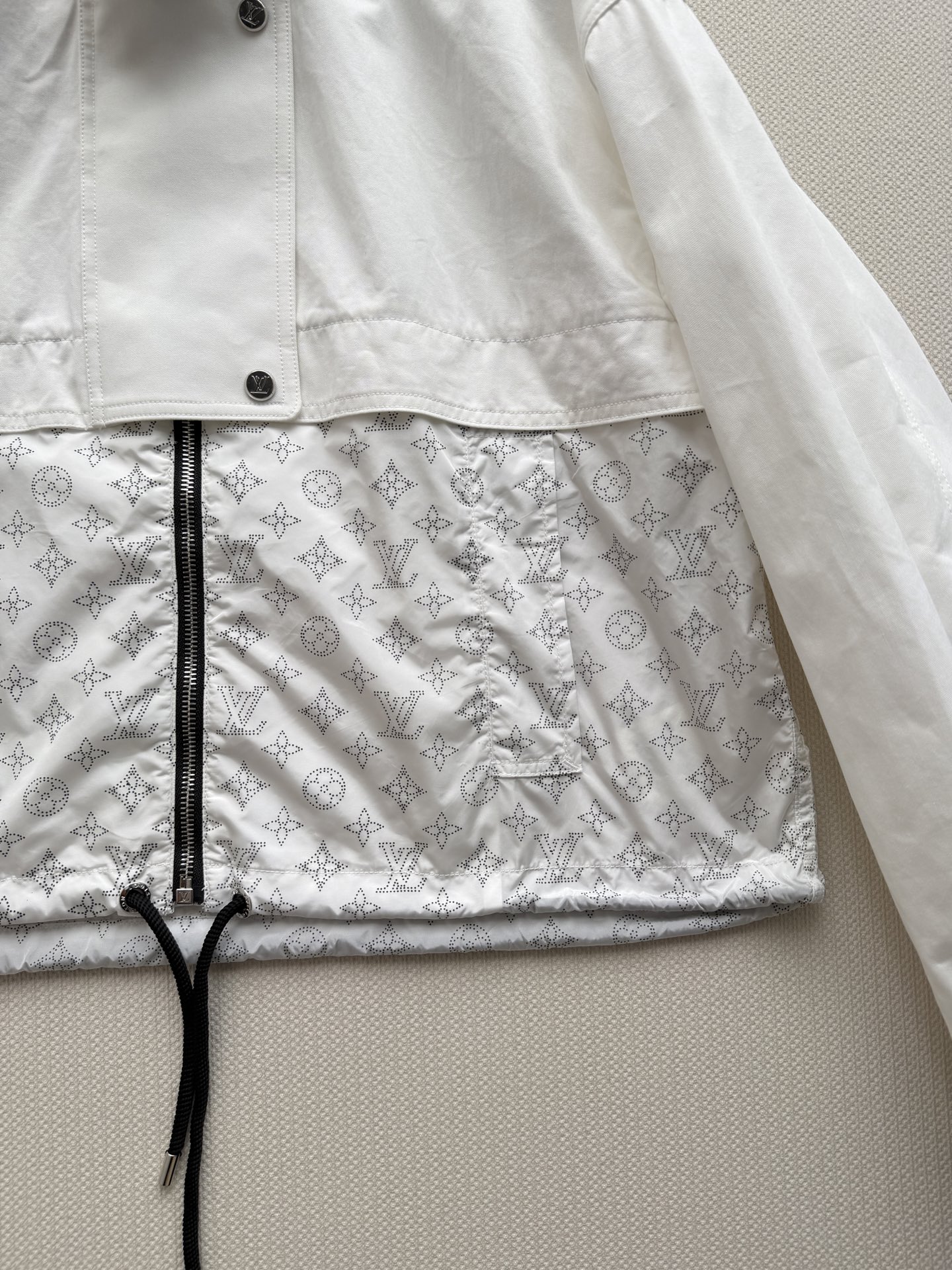 LouisVuitto*🆕白色棉质面料+Monogram 老花绗缝拼接，上下分色设计很有层次感。立领剪裁，拉链和按扣双重