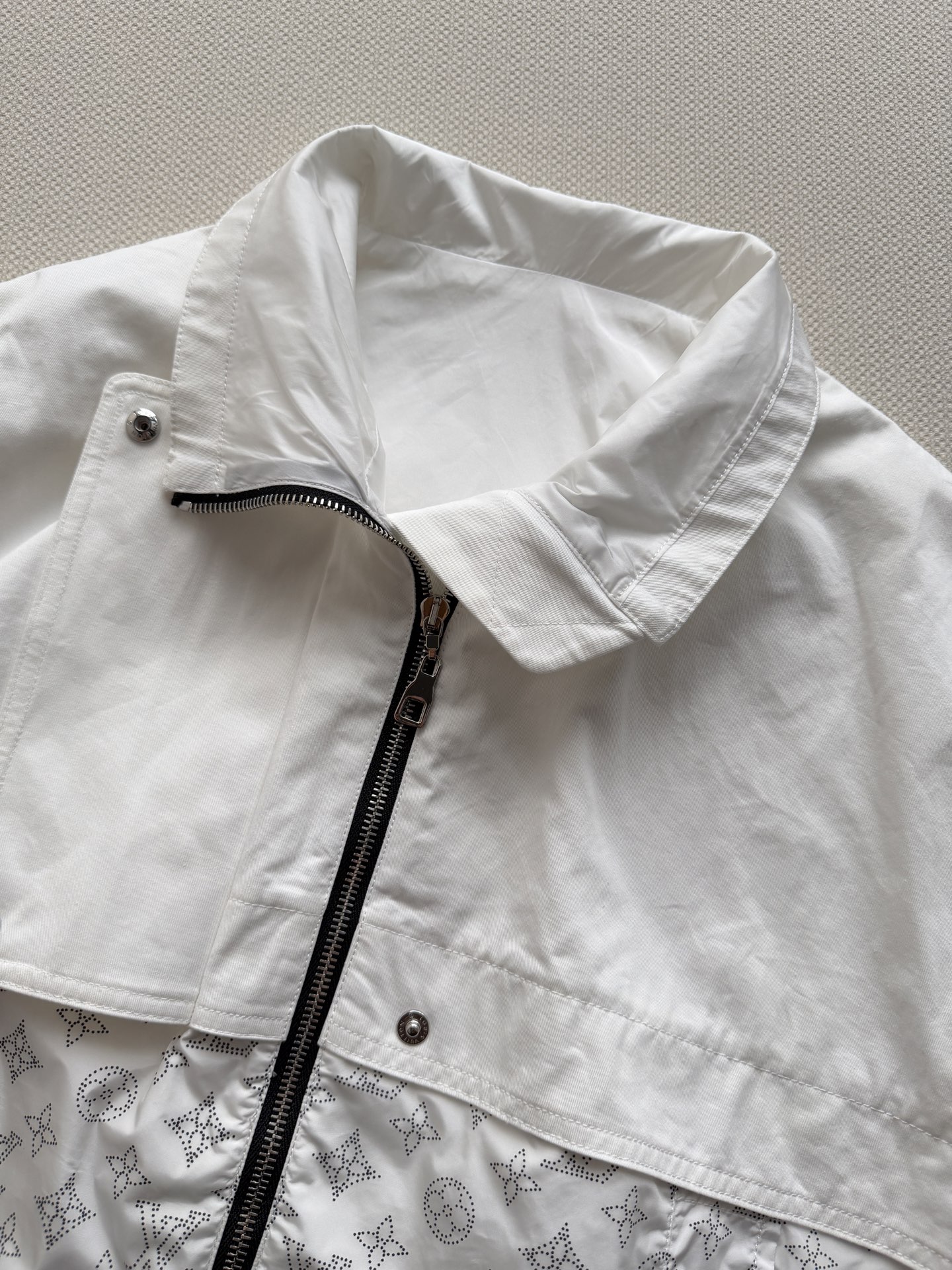 LouisVuitto*🆕白色棉质面料+Monogram 老花绗缝拼接，上下分色设计很有层次感。立领剪裁，拉链和按扣双重