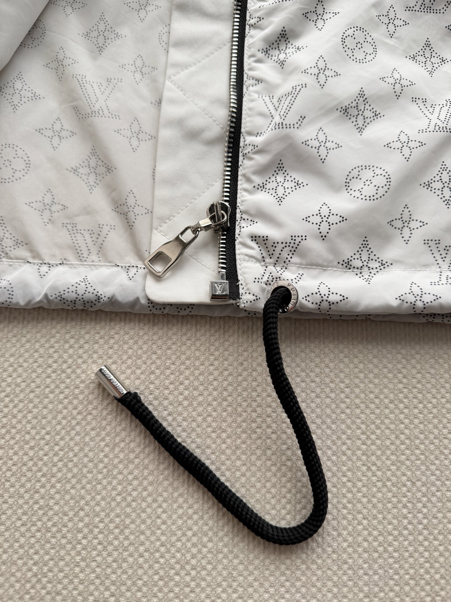 LouisVuitto*🆕白色棉质面料+Monogram 老花绗缝拼接，上下分色设计很有层次感。立领剪裁，拉链和按扣双重