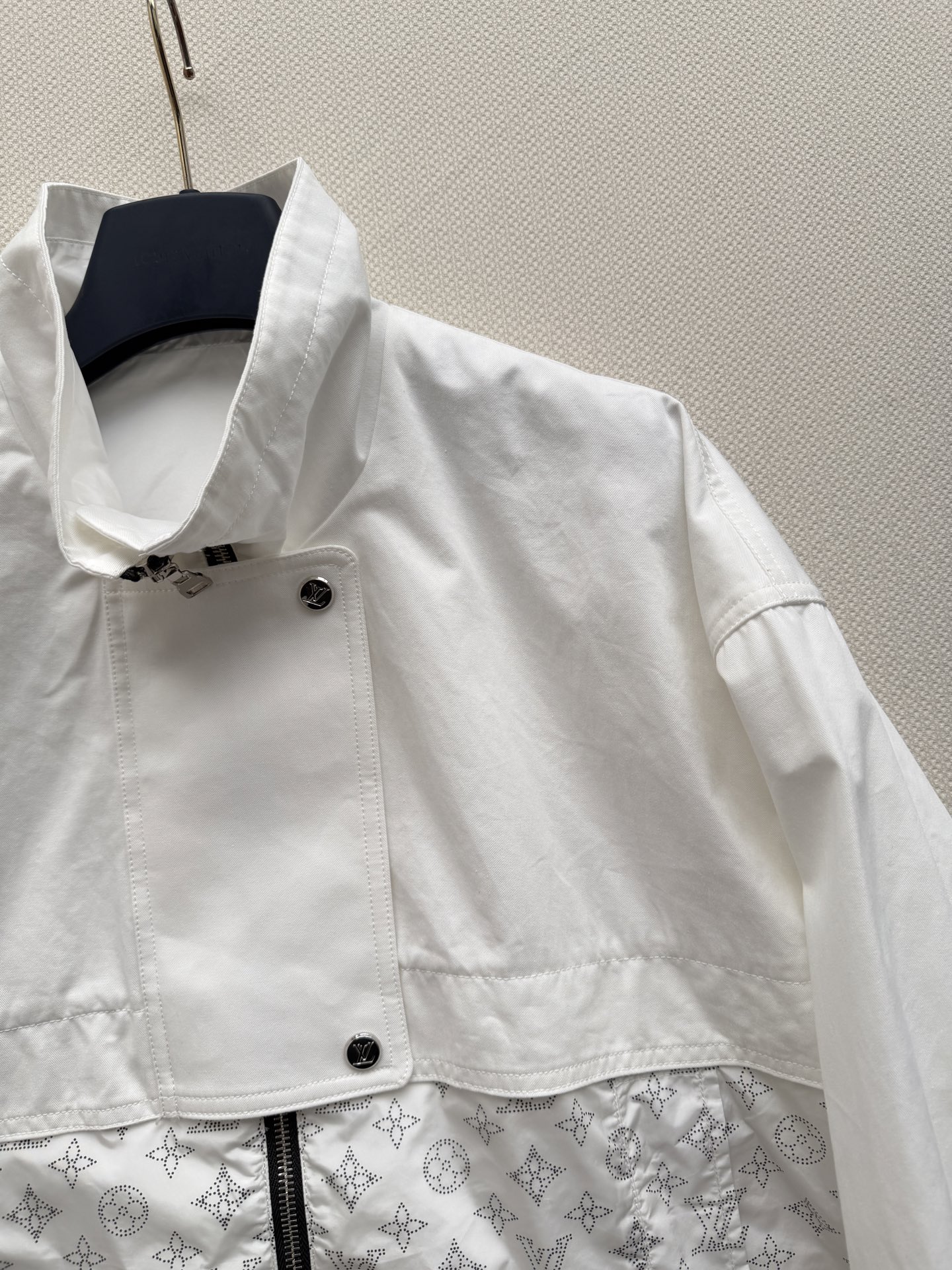 LouisVuitto*🆕白色棉质面料+Monogram 老花绗缝拼接，上下分色设计很有层次感。立领剪裁，拉链和按扣双重