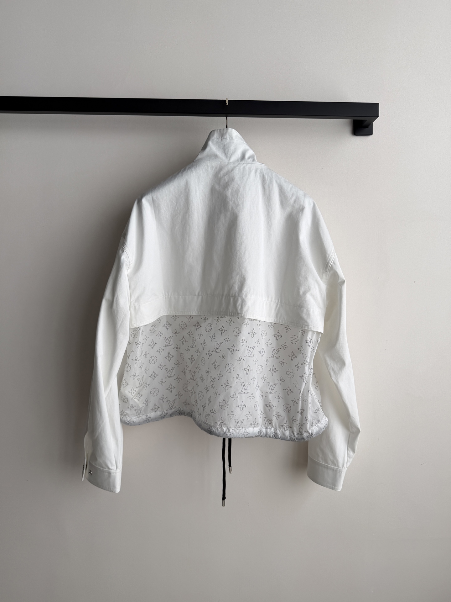 LouisVuitto*🆕白色棉质面料+Monogram 老花绗缝拼接，上下分色设计很有层次感。立领剪裁，拉链和按扣双重