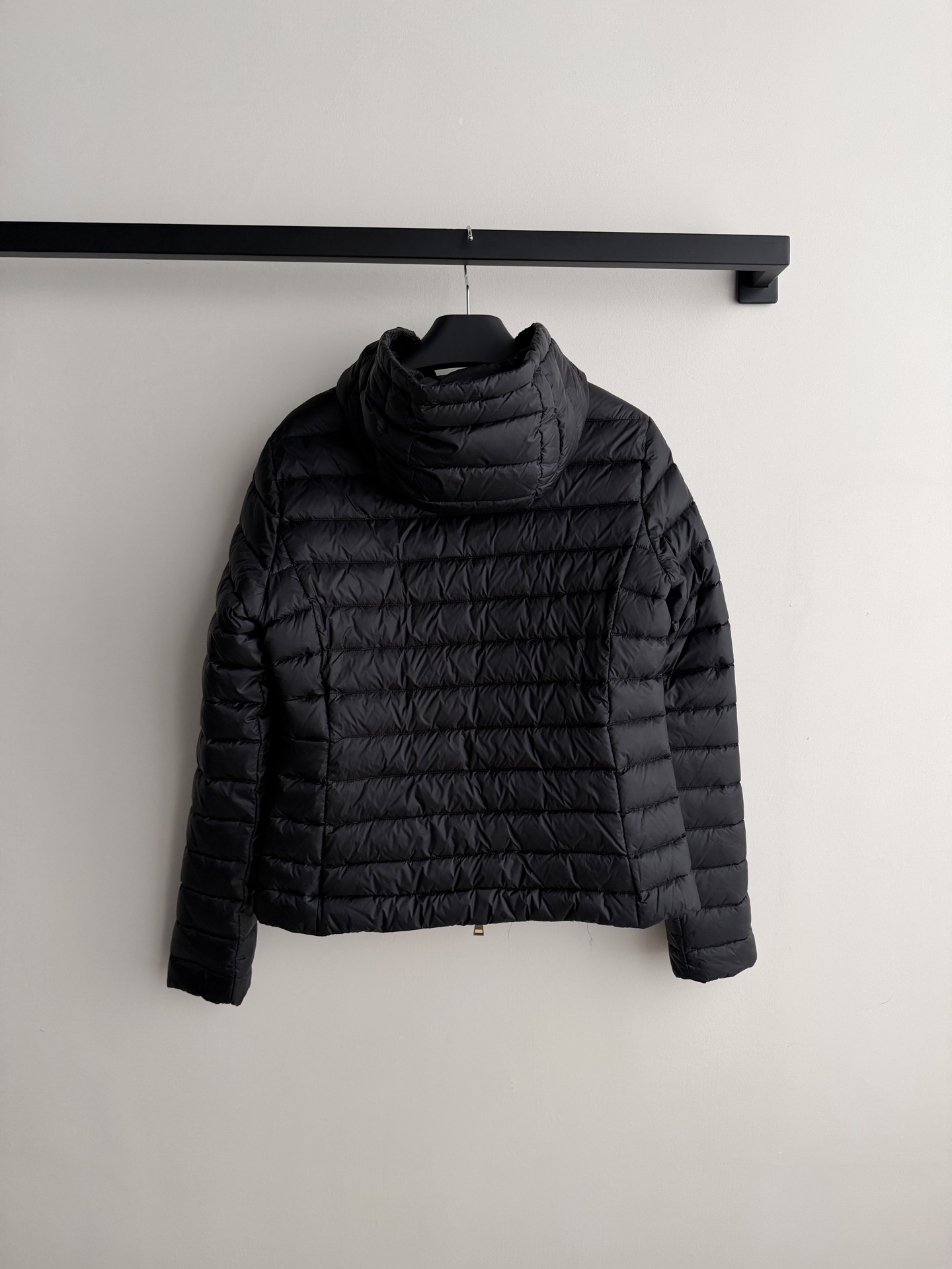 Moncle*🆕排骨款羽绒服，细密横向绗缝，轻薄贴身不臃肿。连帽设计，前襟拉链开合，金色拉链头做点缀。左臂有经典的 Mo