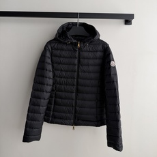 Moncle*🆕排骨款羽绒服,细密横向绗缝,轻薄贴身不臃肿。连帽设计,前襟拉链开合,金色拉链头做点缀。左臂有经典的 Mo Moncle*🆕排骨款羽绒服,细密横向绗缝,轻薄贴身不臃肿。连帽设计,前襟拉链开合,金色拉链头做点缀。左臂有经典的 Mo