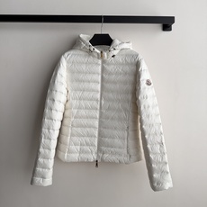Moncle*🆕排骨款羽绒服,细密横向绗缝,轻薄贴身不臃肿。连帽设计,前襟拉链开合,金色拉链头做点缀。左臂有经典的 Mo Moncle*🆕排骨款羽绒服,细密横向绗缝,轻薄贴身不臃肿。连帽设计,前襟拉链开合,金色拉链头做点缀。左臂有经典的 Mo