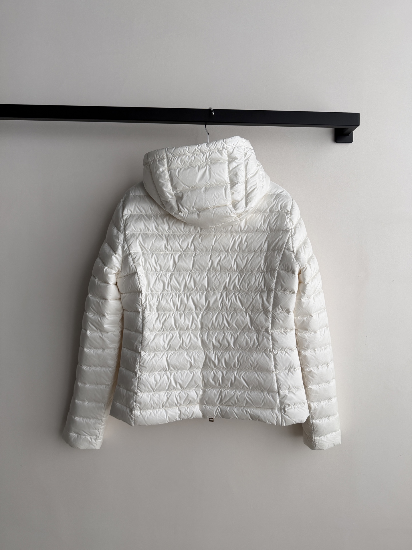 Moncle*🆕排骨款羽绒服，细密横向绗缝，轻薄贴身不臃肿。连帽设计，前襟拉链开合，金色拉链头做点缀。左臂有经典的 Mo