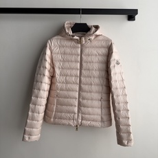 Moncle*🆕排骨款羽绒服,细密横向绗缝,轻薄贴身不臃肿。连帽设计,前襟拉链开合,金色拉链头做点缀。左臂有经典的 Mo Moncle*🆕排骨款羽绒服,细密横向绗缝,轻薄贴身不臃肿。连帽设计,前襟拉链开合,金色拉链头做点缀。左臂有经典的 Mo