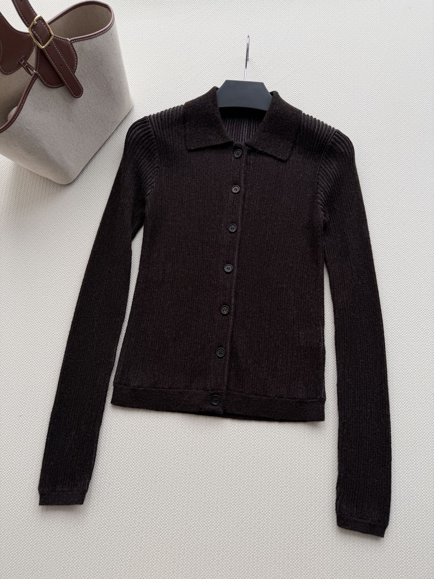 Brunello Cucinelli 的炭灰色细闪坑条针织开衫​​，——没有 logo，全靠面料和剪裁说话。 炭灰色（接